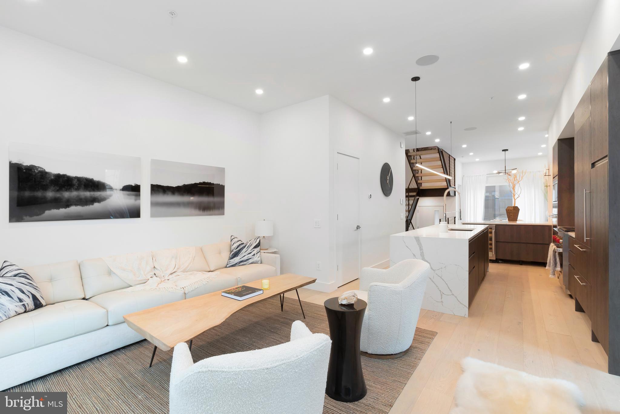 LOGAN SQUARE - Residential