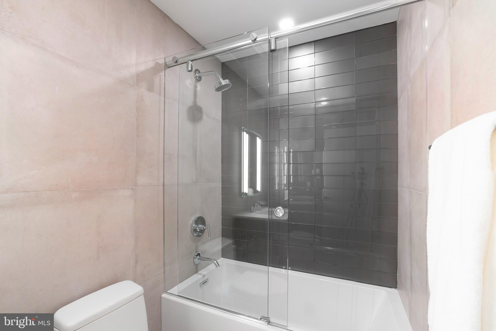 LOGAN SQUARE - Residential