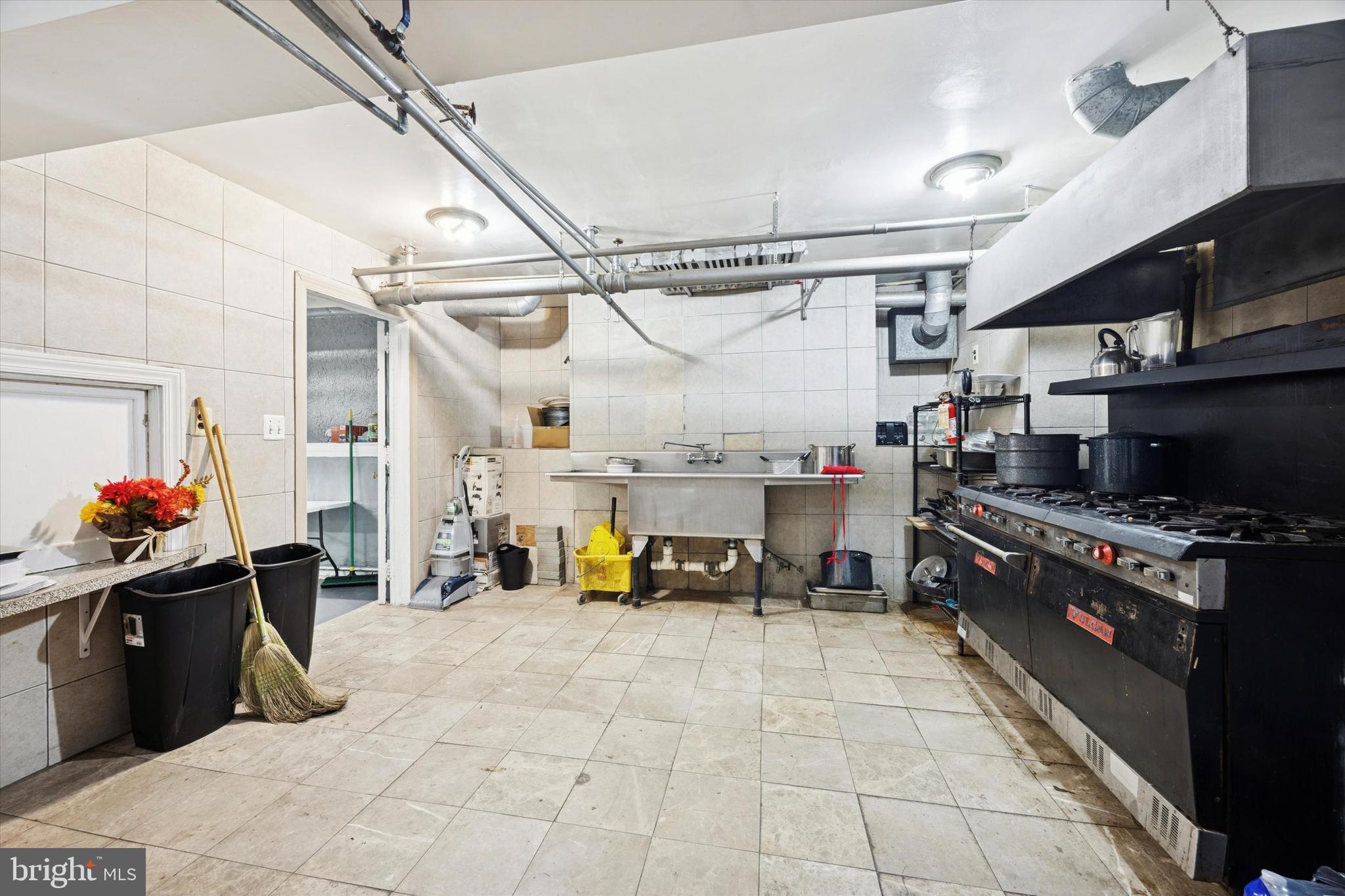 FAIRMOUNT - Commercial Sale