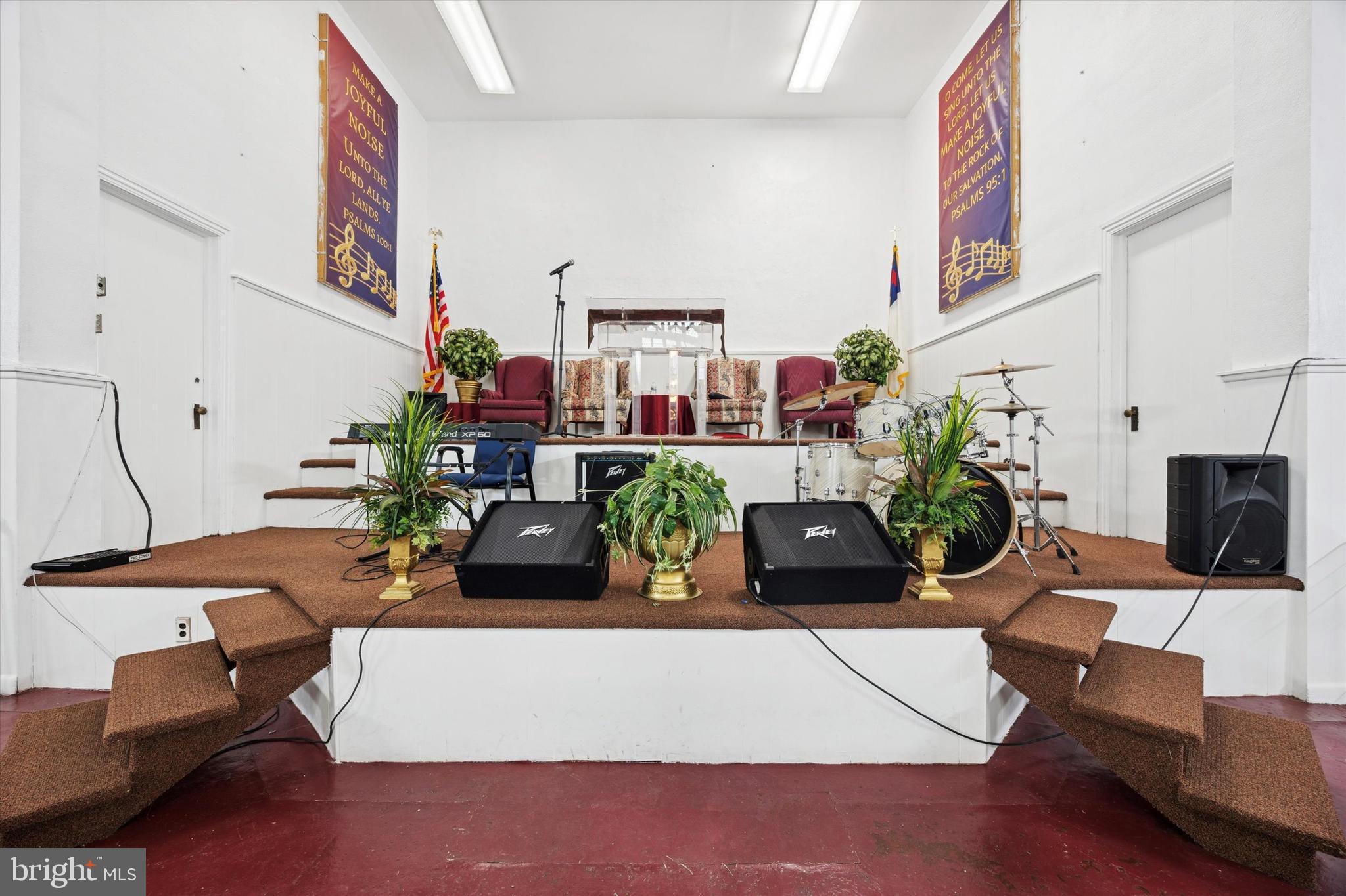 FAIRMOUNT - Commercial Sale