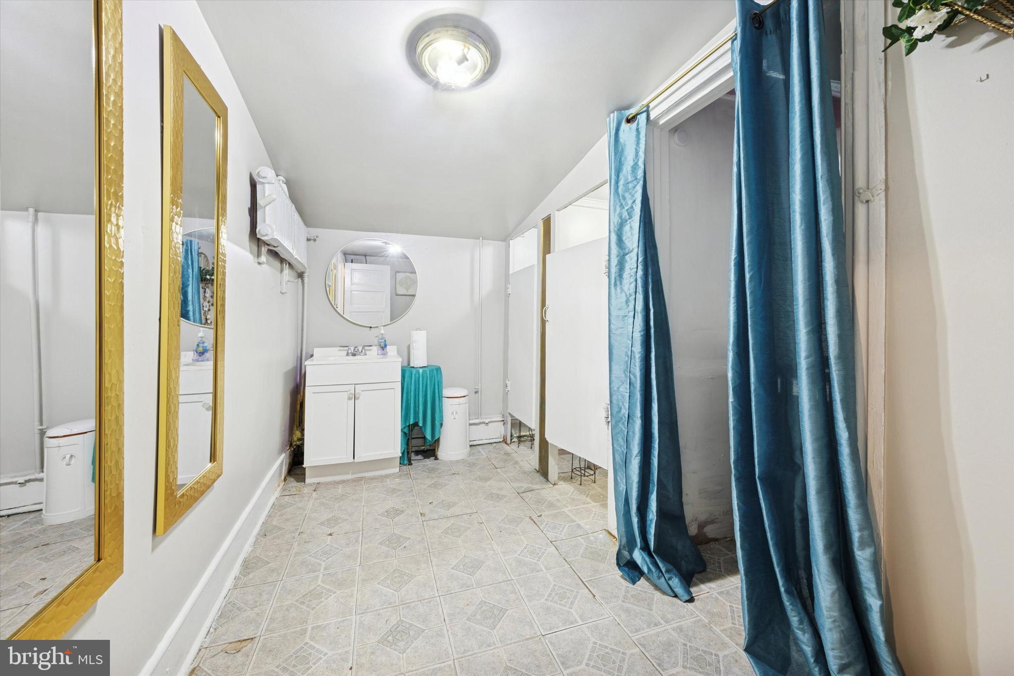 FAIRMOUNT - Commercial Sale