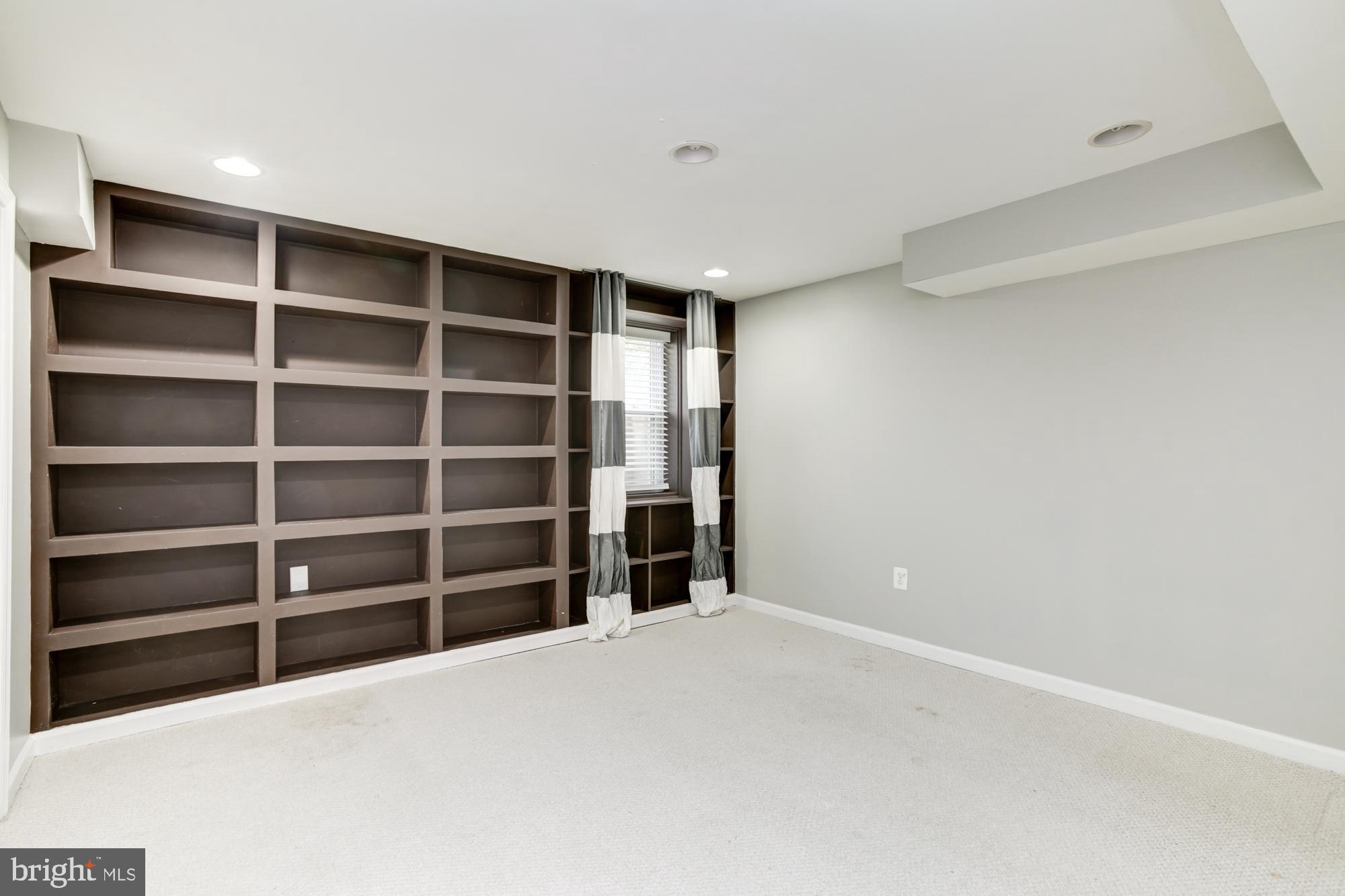 VALLEY STREAM ESTATES - Residential Lease