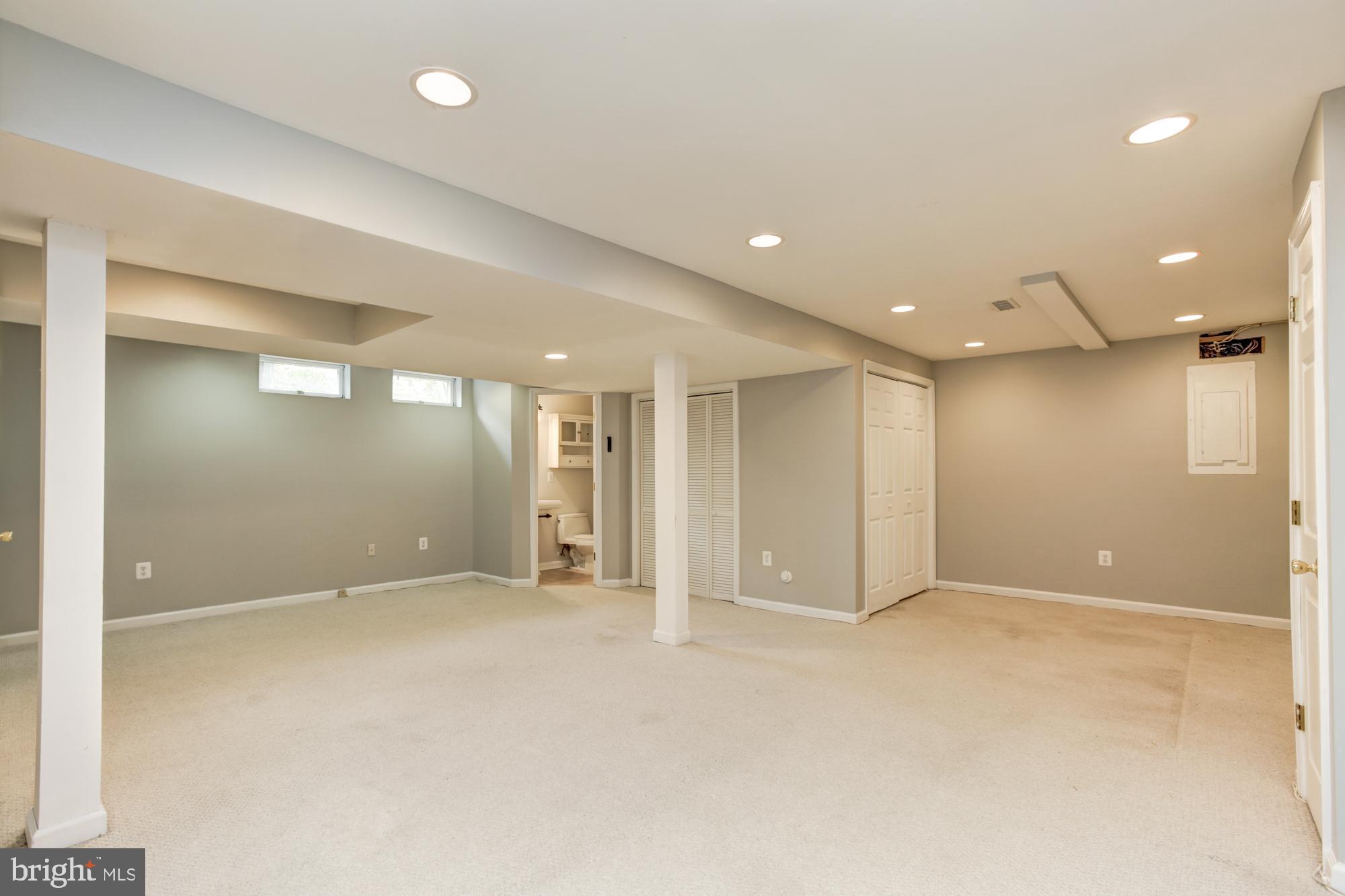 VALLEY STREAM ESTATES - Residential Lease