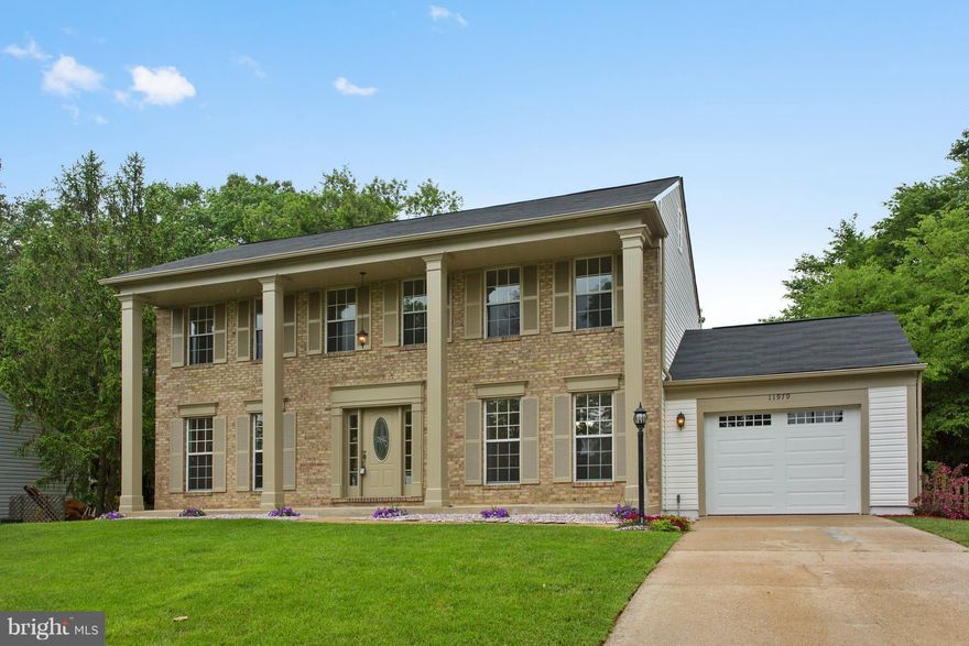 SHOWS VERY WELL, FENCED, FLAT BACK YARD, DECK ACCESS FROM FAM ROOM,CTRHALL, HAS A GOOD FLOORPLAN, EATING SPACE IN KITCHEN, LAUNDRY ON BR LEVEL (WASHER & DRYER CONVEY)LAKE RIDGE COMMUNITY AMENITIES INCLUDE POOLS, TENNIS, SUPER TOT LOTS, NEARBY SHOPPING&ELEM SCHOOL, COMMUTER BUS LINE, PUB LIBRARY, CHINN AQUATIC CTR, VALUE!!