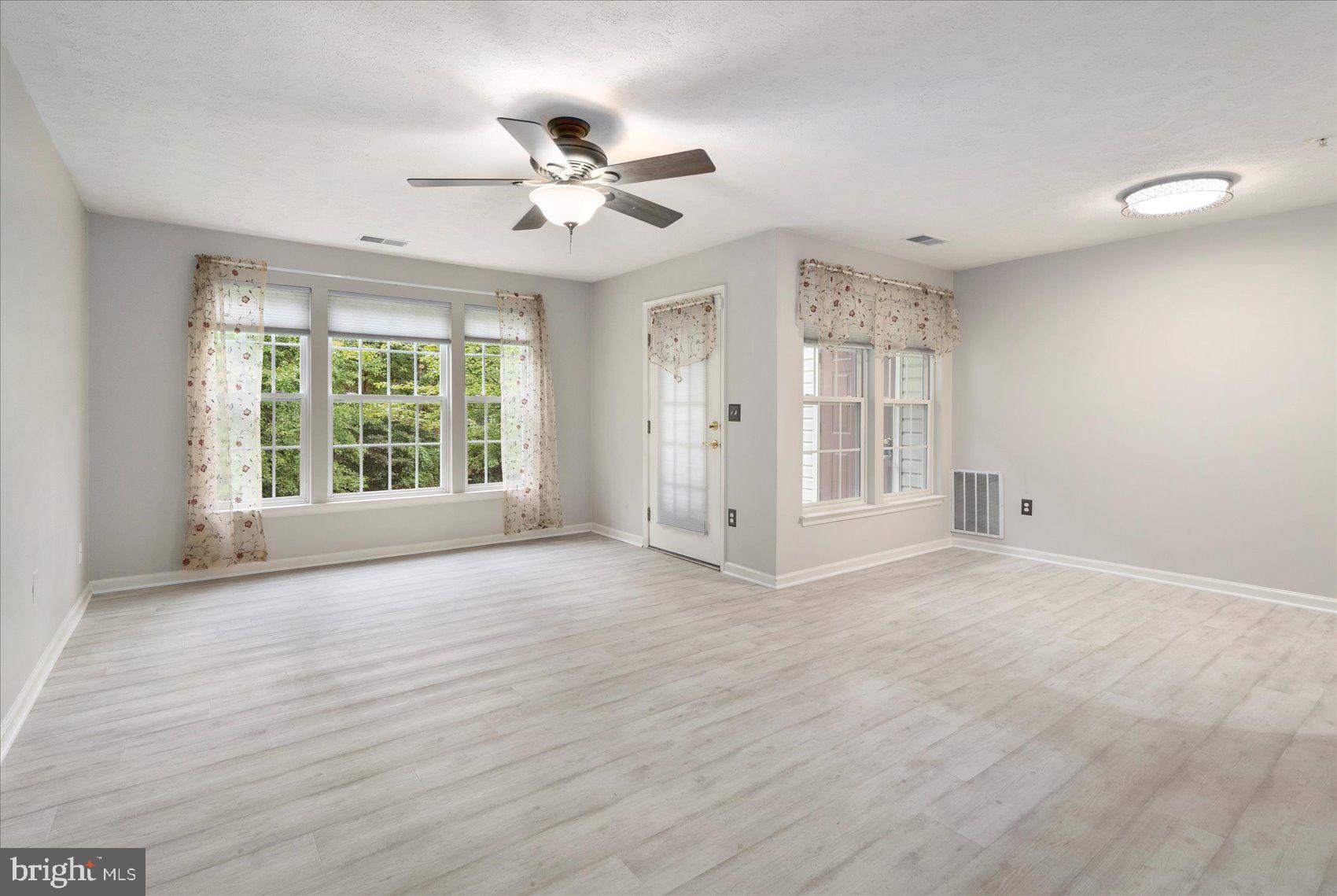 SILVER LAKE - Residential