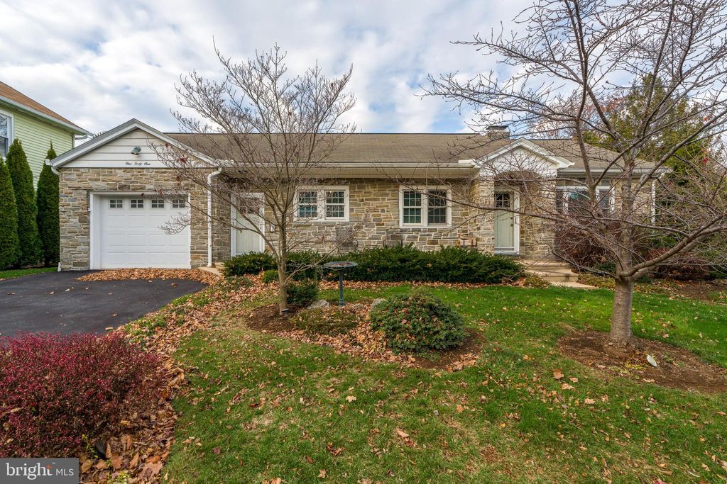 Photo of 141 E Lincoln Avenue, LITITZ, PA 17543 (MLS # PALA2080864)