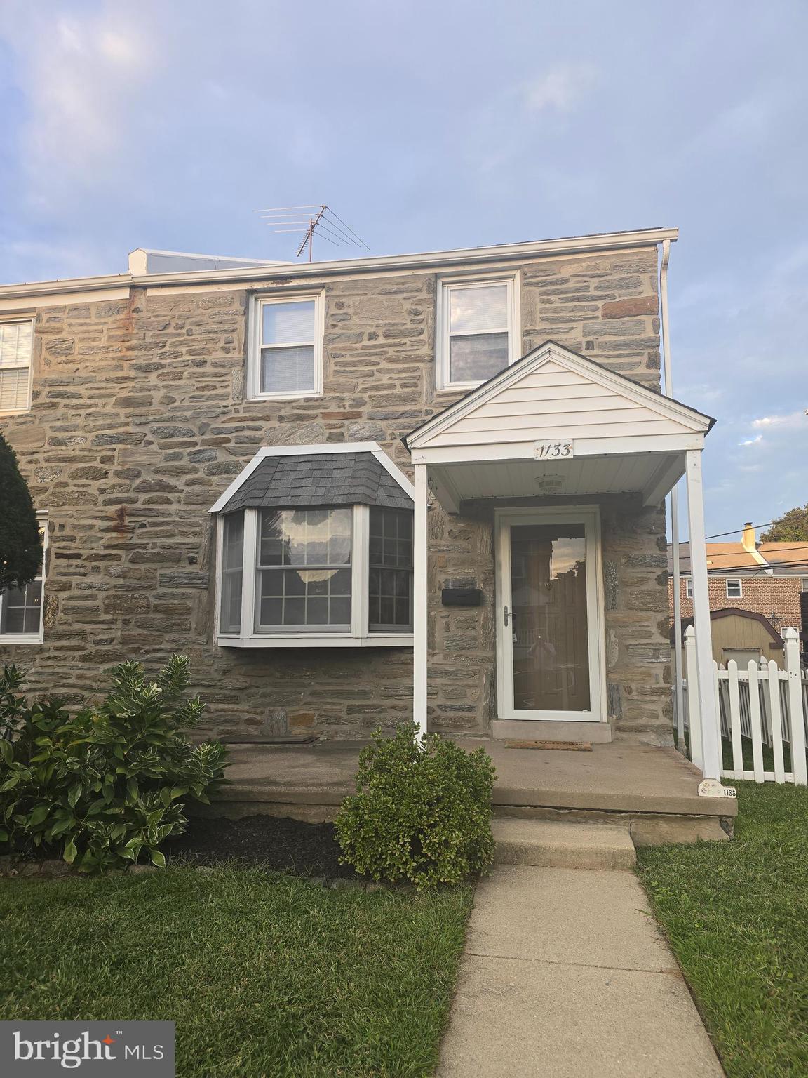 Looking for a comfortable and convenient rental in Drexel Hill? This 3-bedroom, 1.5-bath AirLite home is just what you’ve been searching for! With 1,152 square feet of living space, it offers plenty of room to spread out while keeping that cozy feel.
Step inside to a bright living area, a dining space perfect for weeknight dinners or entertaining friends, and a kitchen that’s ready for all your favorite meals. Upstairs, you’ll find three bedrooms and a full bath, giving everyone their own space. The basement is a bonus—complete with a half bath, laundry, and storage options. And yes, it has central air to keep you cool in the summer!
You’ll love the location—close to shops, schools, parks, and easy access to public transit. It’s a great mix of suburban living with city convenience.
Homes like this don’t last long in Drexel Hill! Call today to schedule a showing and make it yours.
