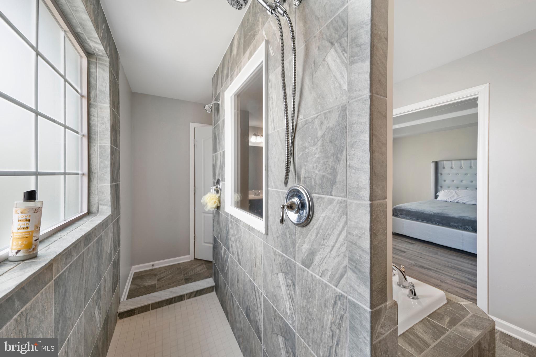 WINDSOR MANOR - Residential