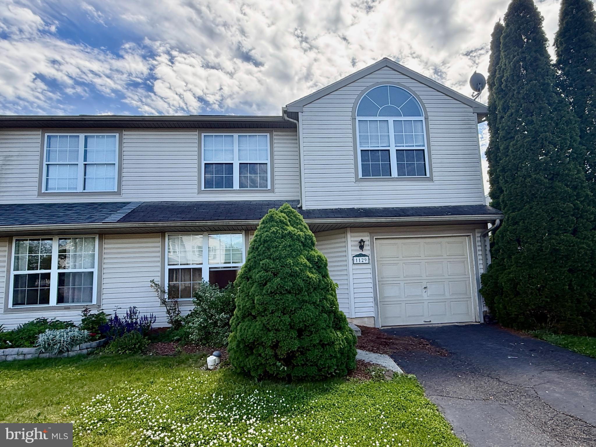 1129 SCHOOL HOUSE LN