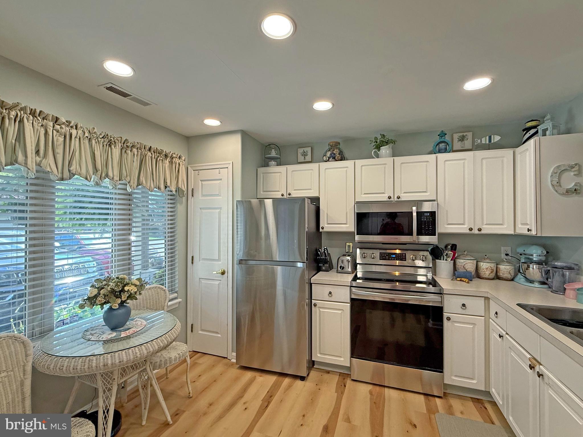 172 LAKESIDE DRIVE