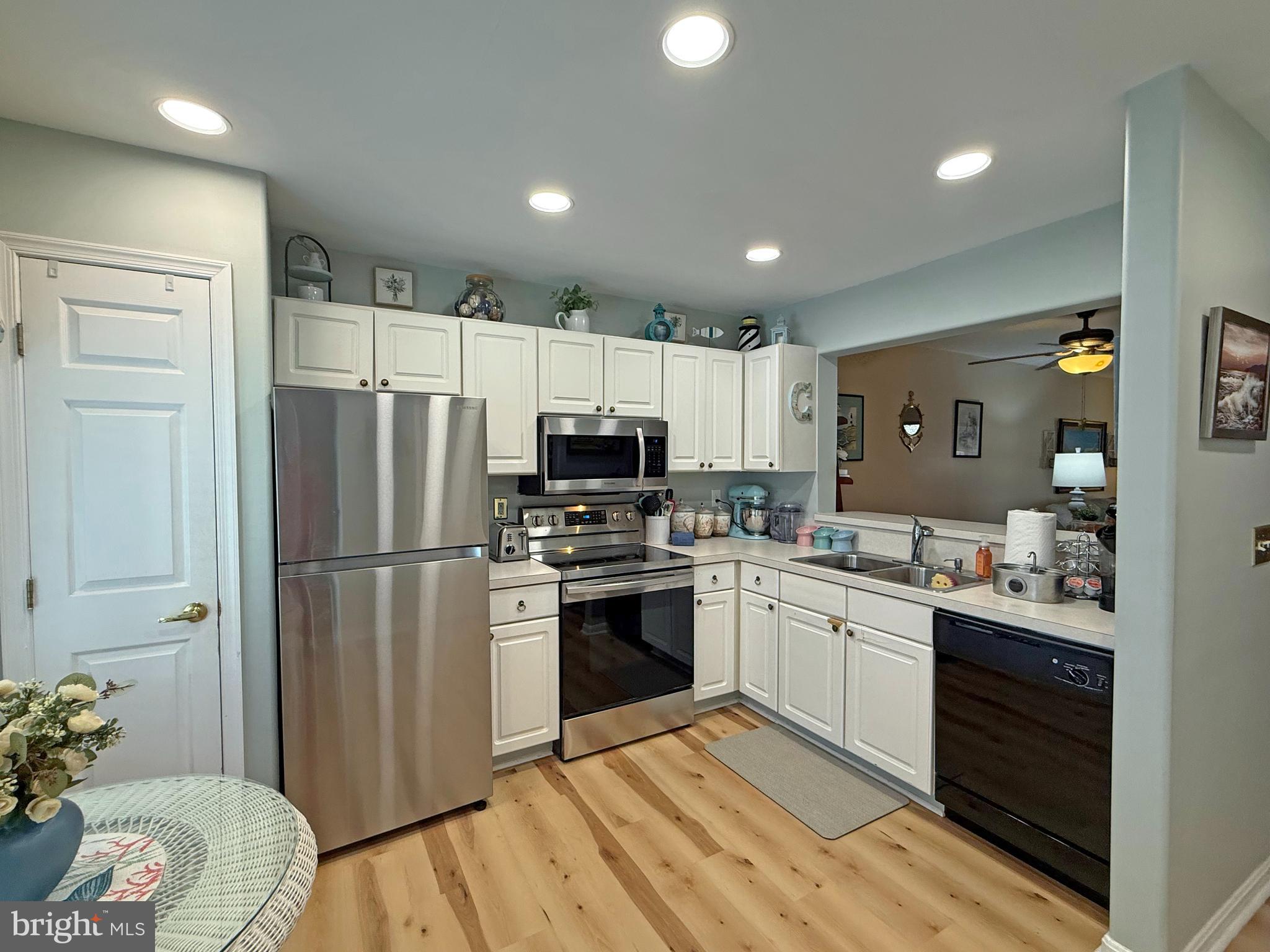 172 LAKESIDE DRIVE