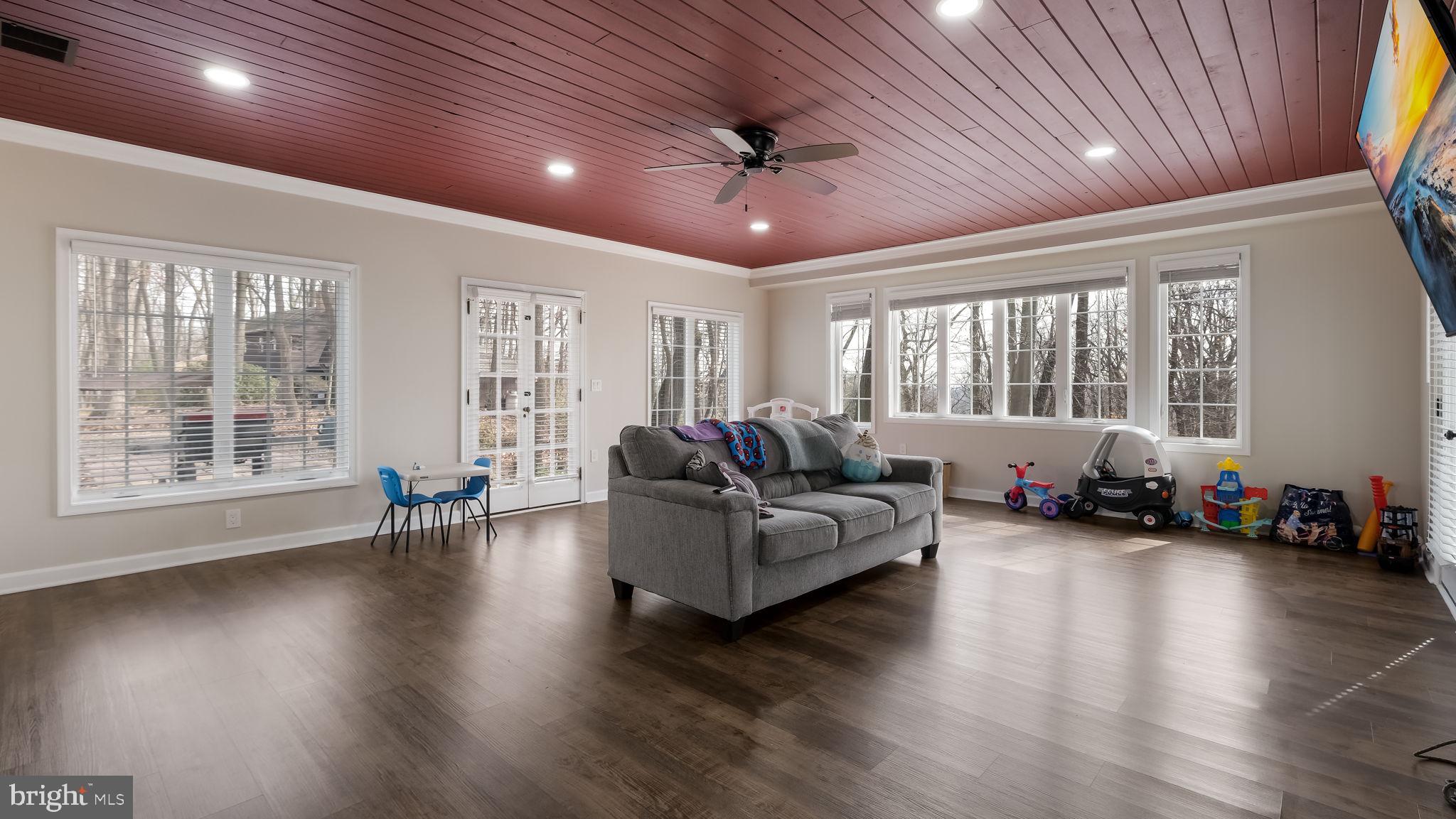 HUNTERS RUN - Residential