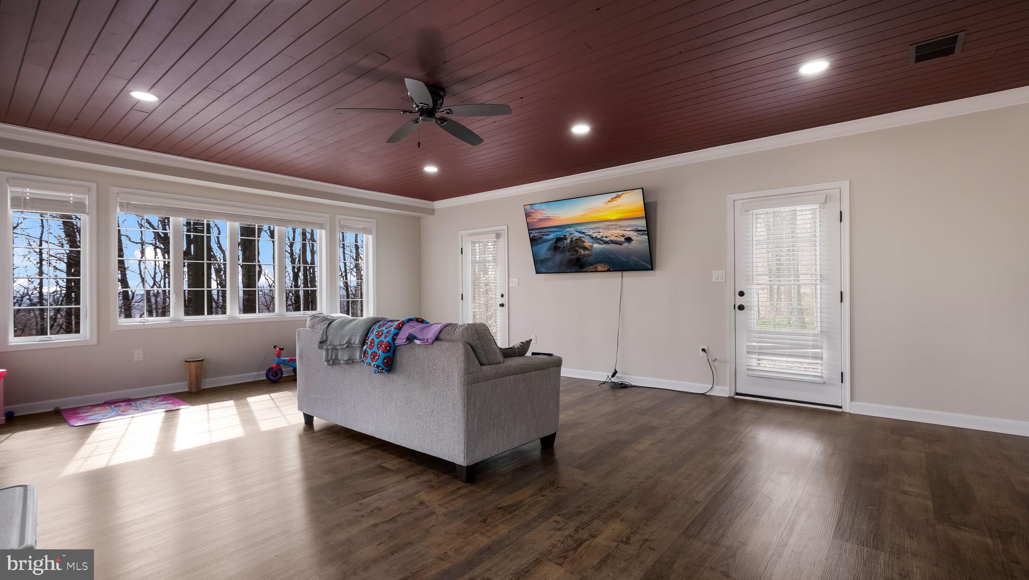 HUNTERS RUN - Residential