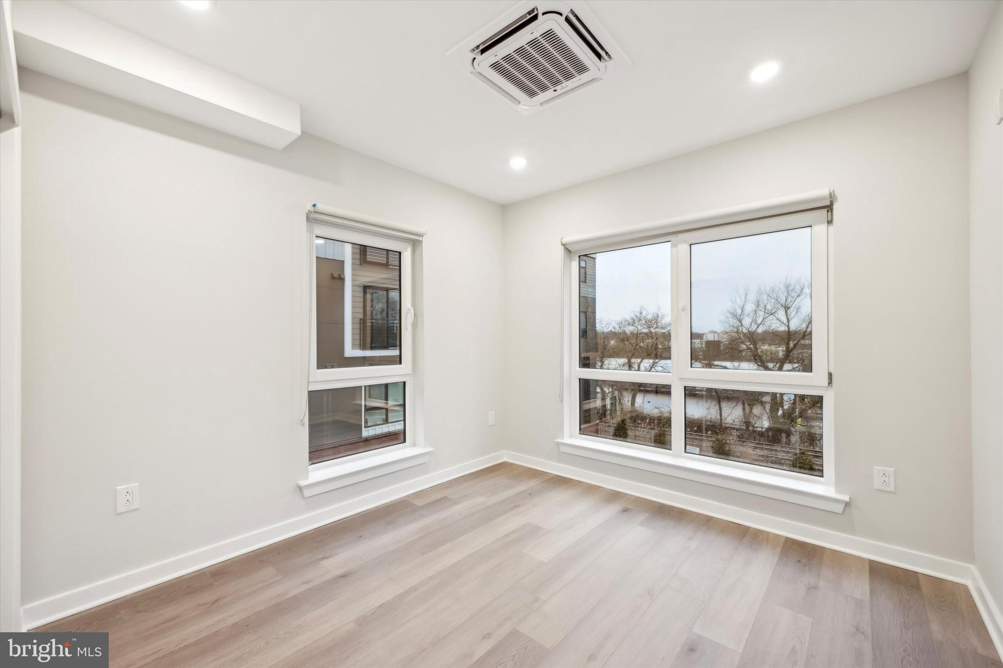 EAST FALLS - Residential Lease