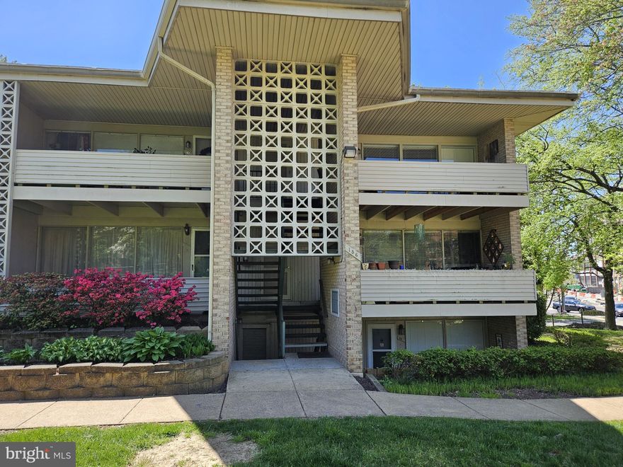 Fantastic Contemporary 1 bedroom/1 bath renovated condo in the heart of Falls Church.  Nice patio with retaining wall, living room with wall of windows, renovated kitchen with maple cabinets, granite countertops, stainless appliances.  Renovated bathroom, nice size bedroom with walk-in closet.  Shared laundry space.  Short walk to W&OD trail, close to Falls Church metro, Virginia Tech NOVA campus, Whole Foods, Starbucks, and so much more!  Quick commute to Pentagon, DC via I-66.  A MUST SEE!!