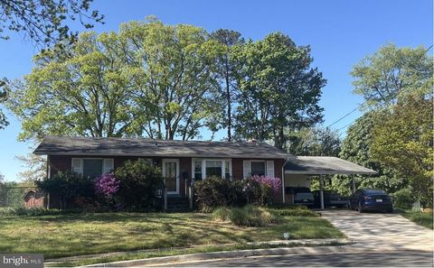 Photo of 608 Roberts Drive NW, VIENNA, VA 22180 (MLS # VAFX2310942)