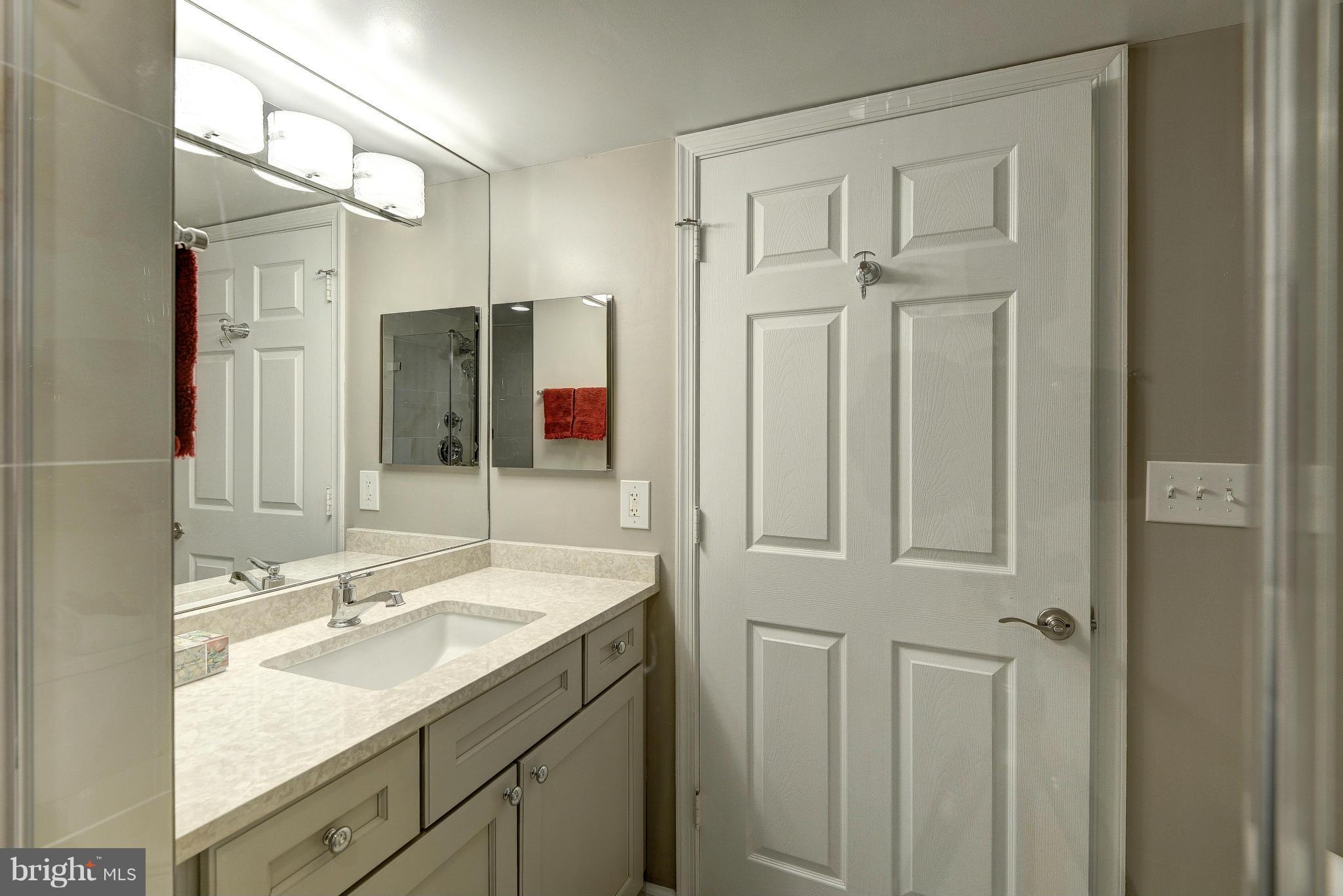 CARLYLE TOWERS - Residential