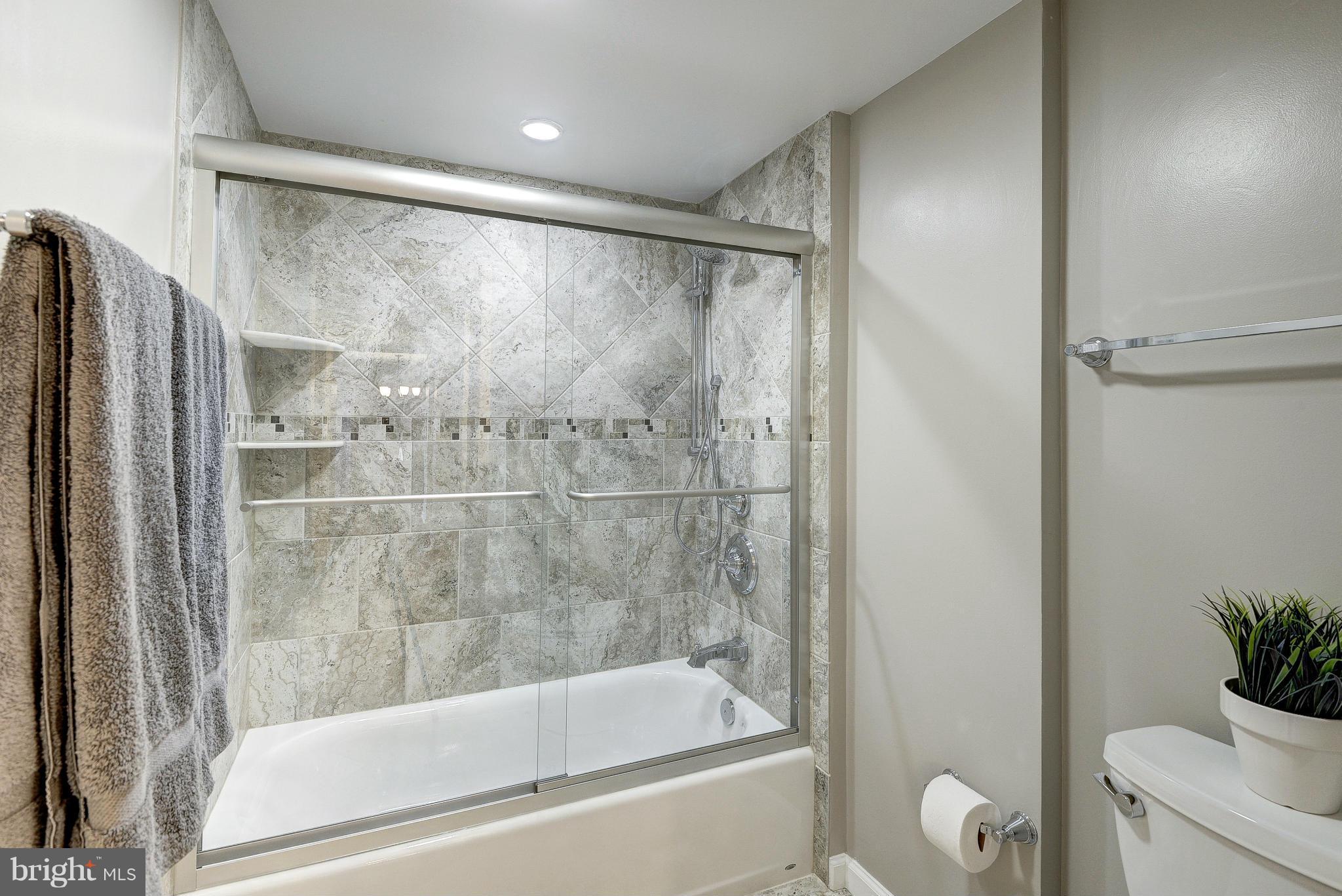 CARLYLE TOWERS - Residential