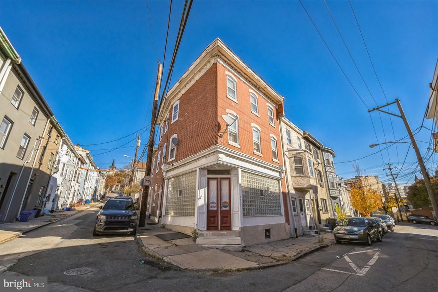 Quite large, sun drenched second floor, 1-bedroom apartment in the heart of Manayunk.  Real wood floors, nice kitchen, in-unit laundry, modern bath and spacious bedroom.  Available immediately.