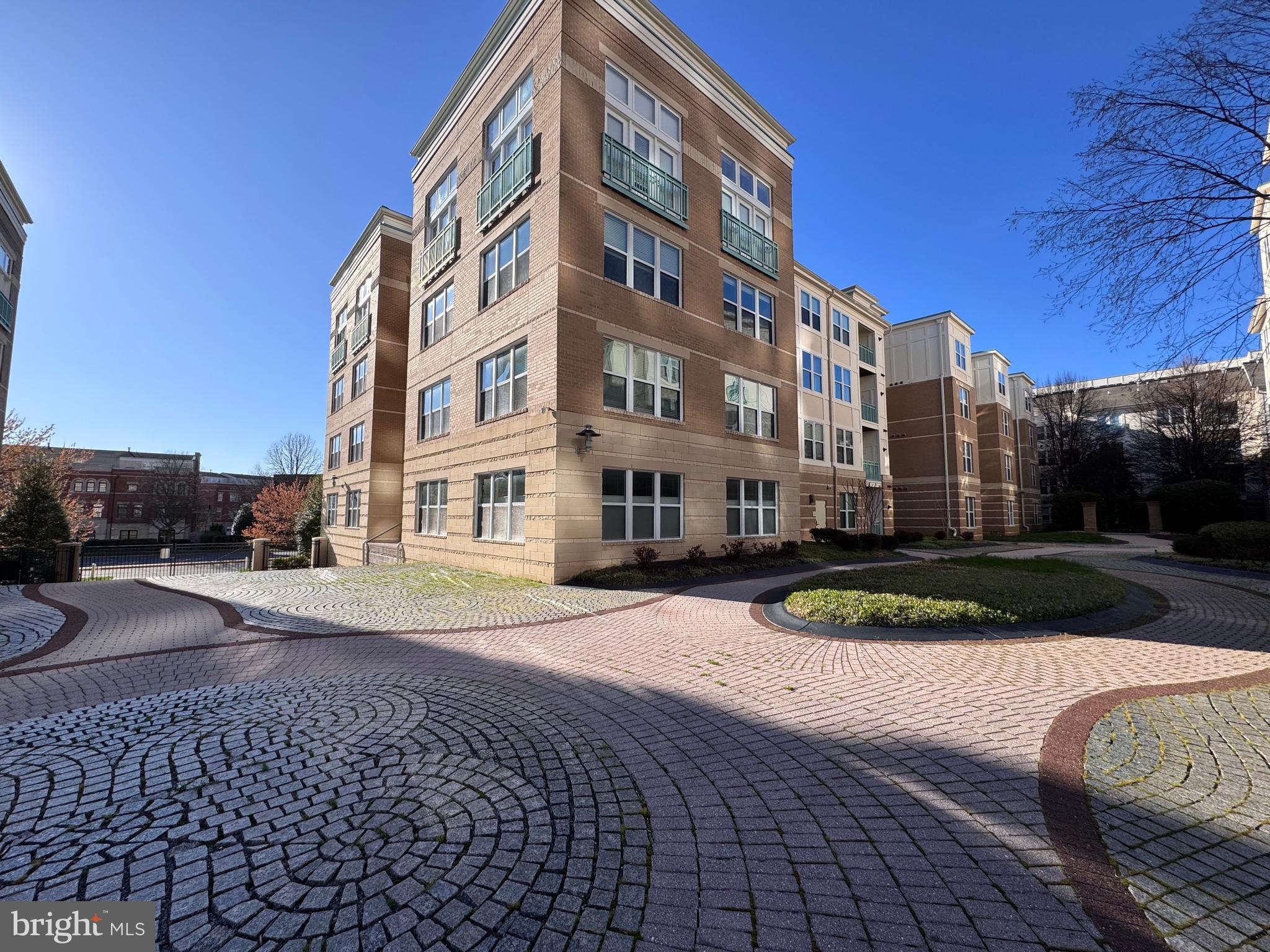 SAVOY AT RESTON TOWN CENTER - Residential