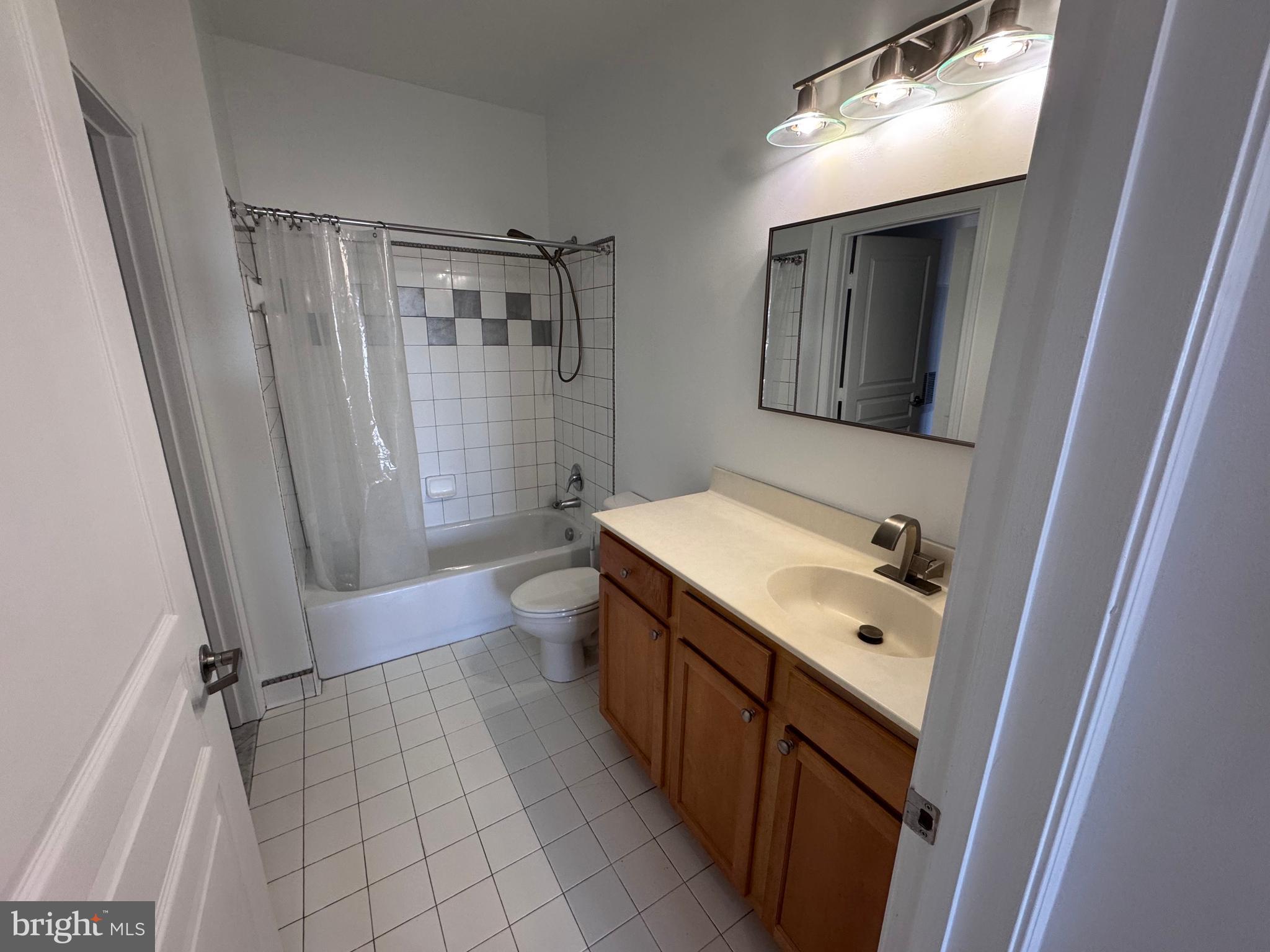 SAVOY AT RESTON TOWN CENTER - Residential