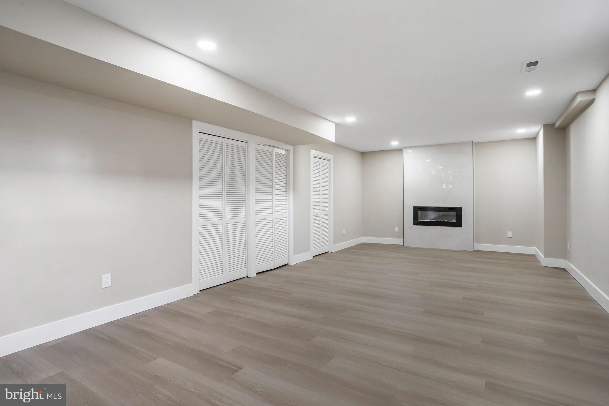 MANOR WOODS - Residential