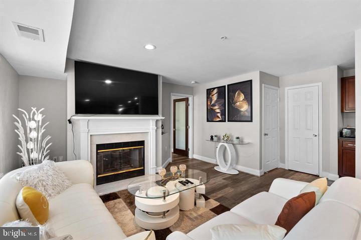 LAKE POINTE CONDOMINIUMS - Residential Lease