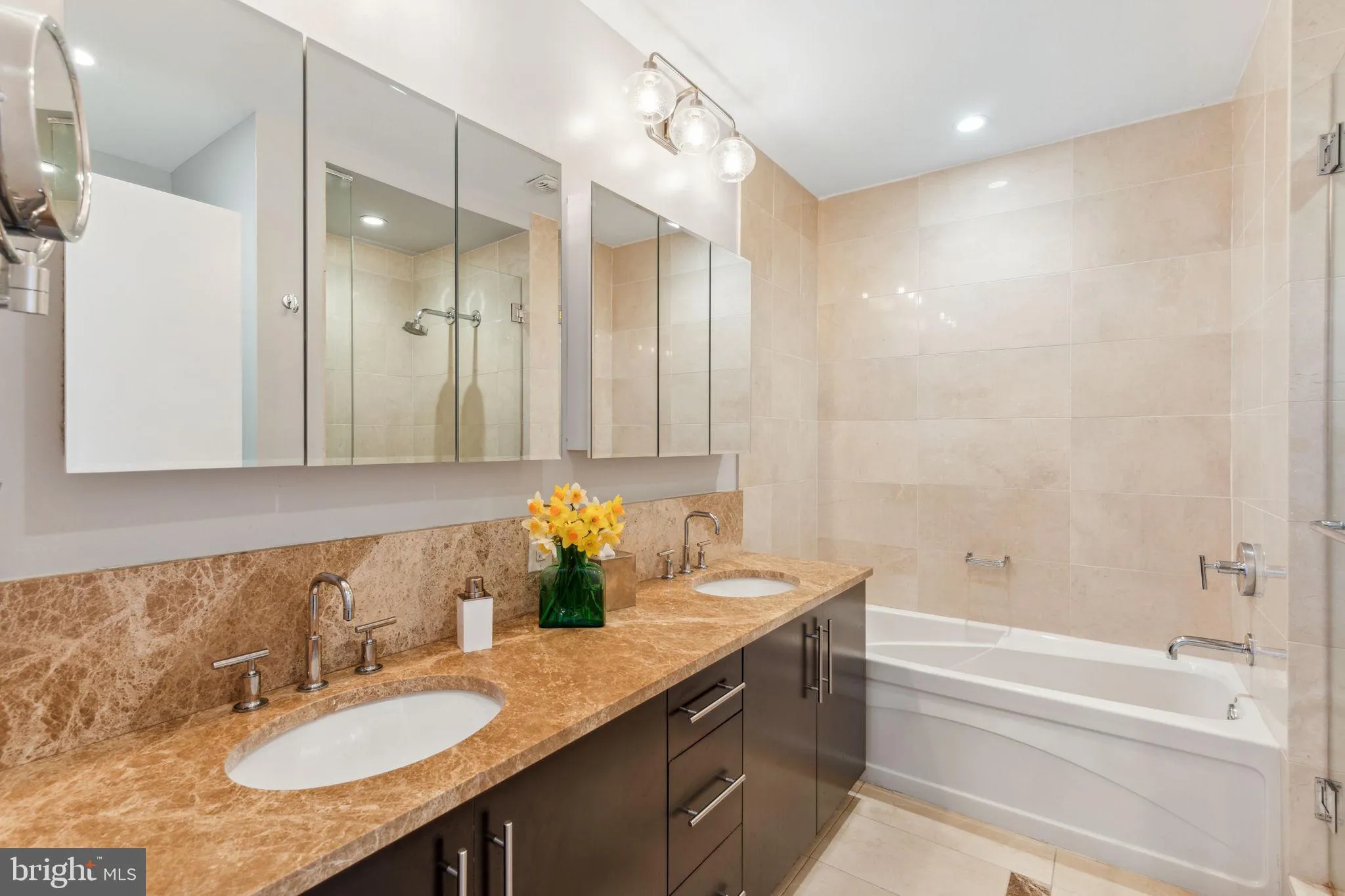 Philadelphia, Pennsylvania 19102, United States, 2 Bedrooms Bedrooms, ,3 BathroomsBathrooms,Residential,Active,104144