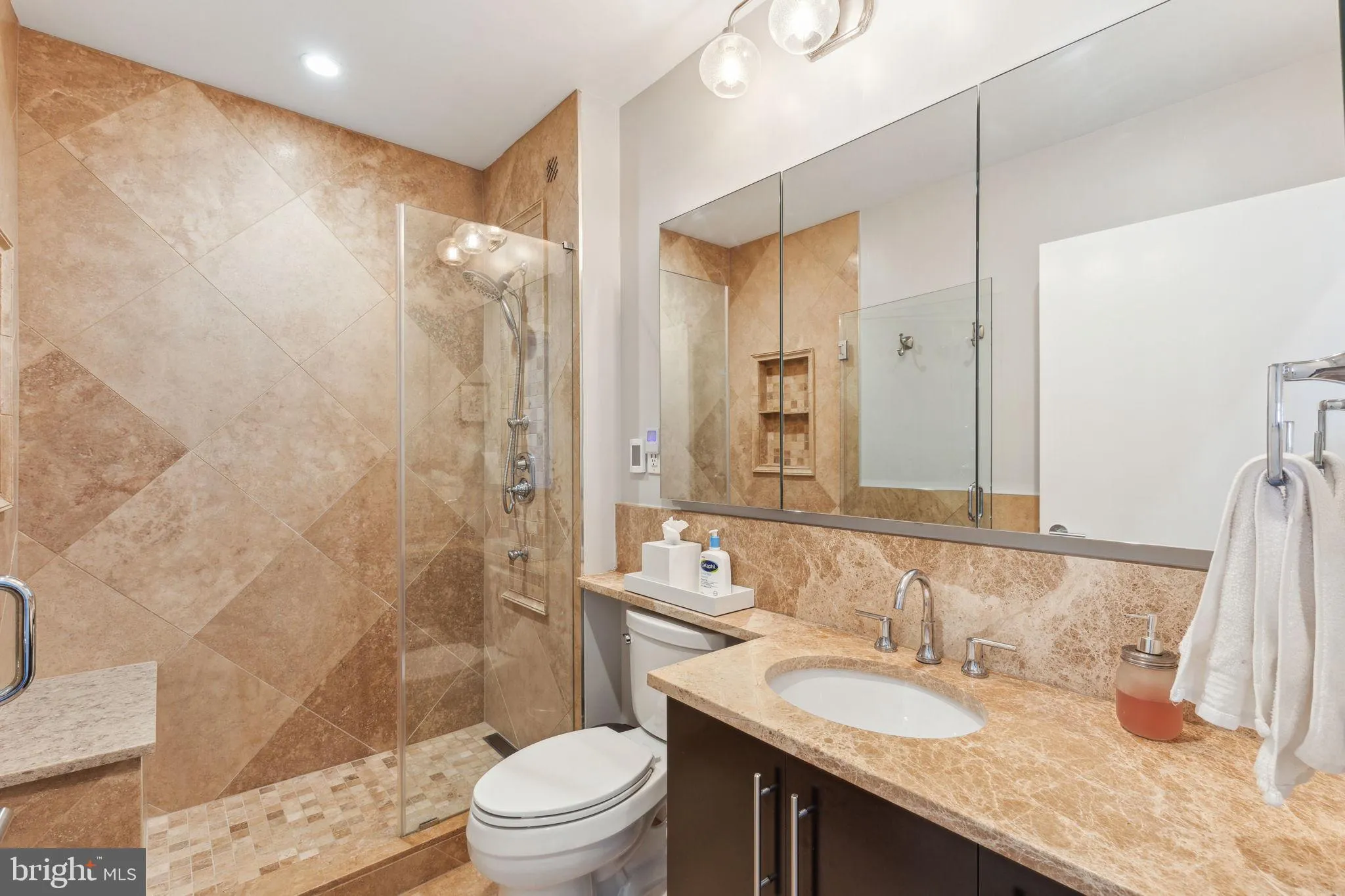 Philadelphia, Pennsylvania 19102, United States, 2 Bedrooms Bedrooms, ,3 BathroomsBathrooms,Residential,Active,104144