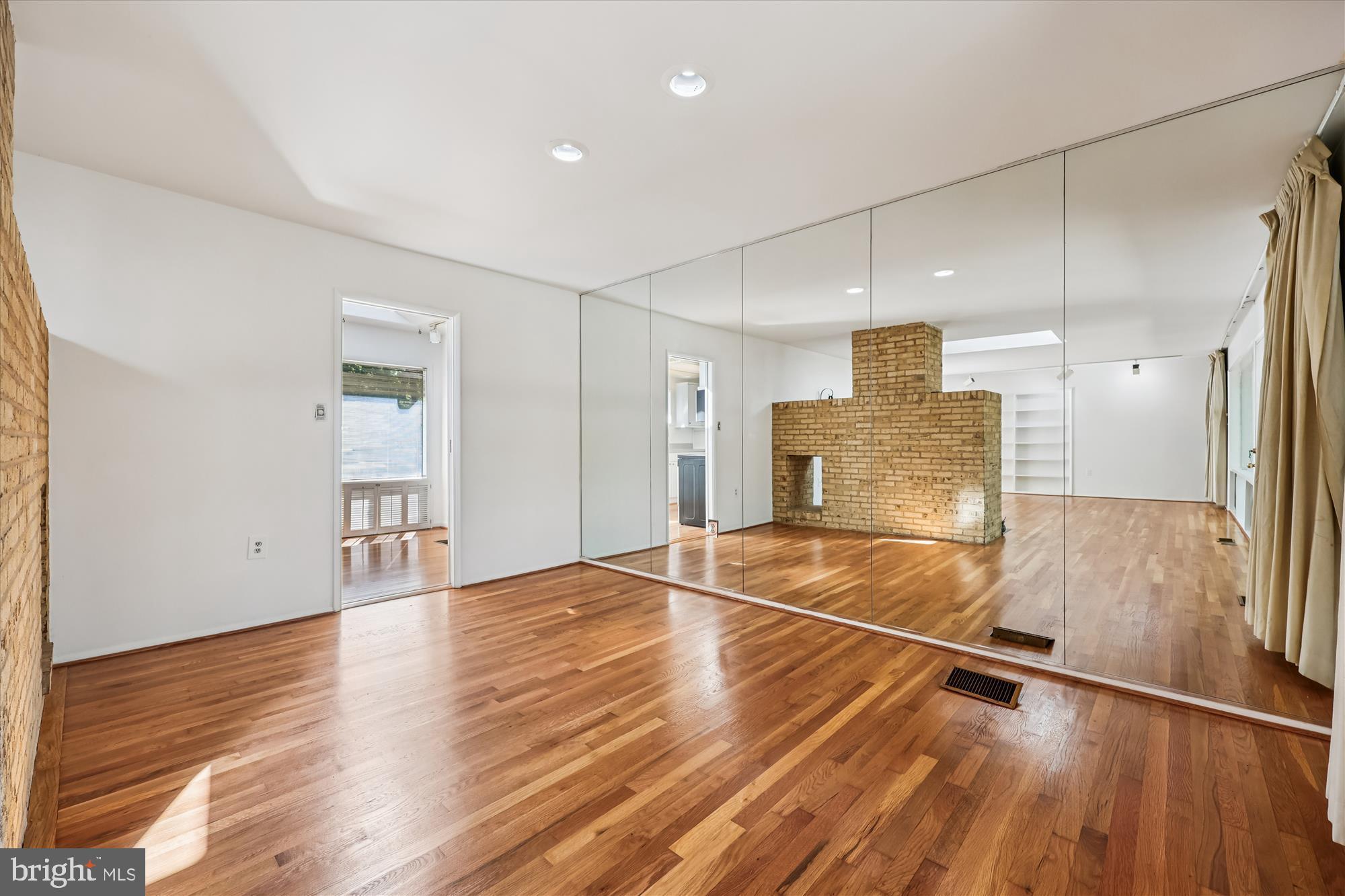 MANOR WOODS - Residential