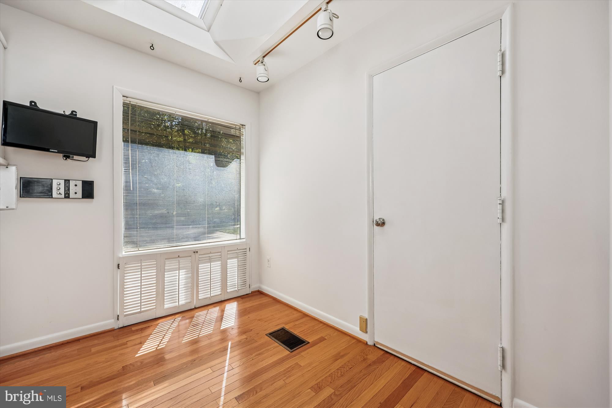 MANOR WOODS - Residential