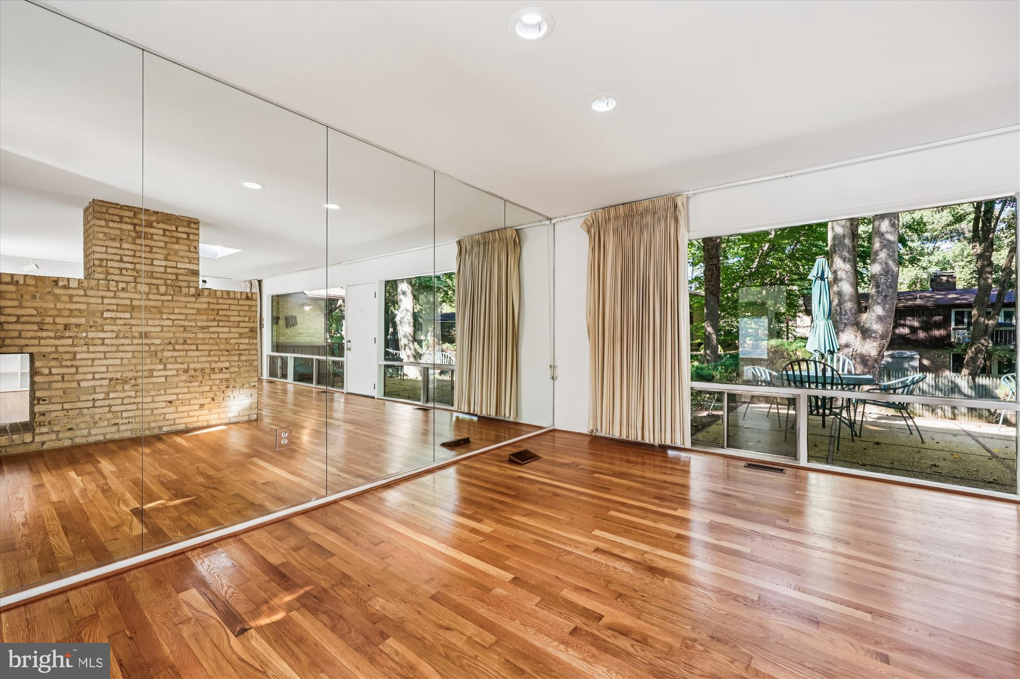 MANOR WOODS - Residential