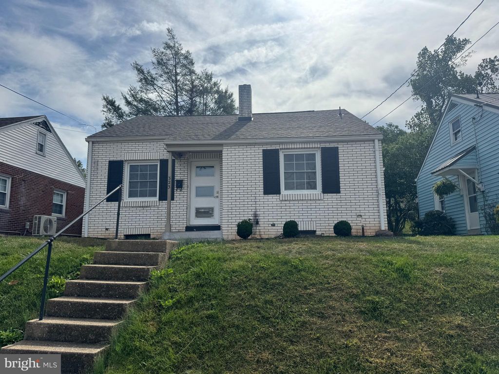 Photo of 323 Lincoln Avenue, EPHRATA, PA 17522 (MLS # PALA2077880)