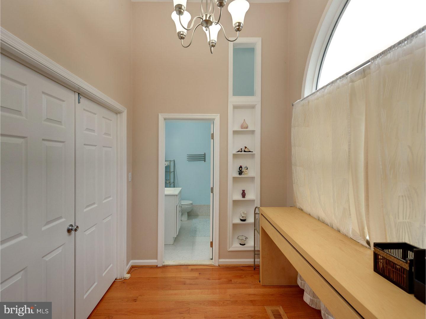 LARCHMONT SQ - Residential