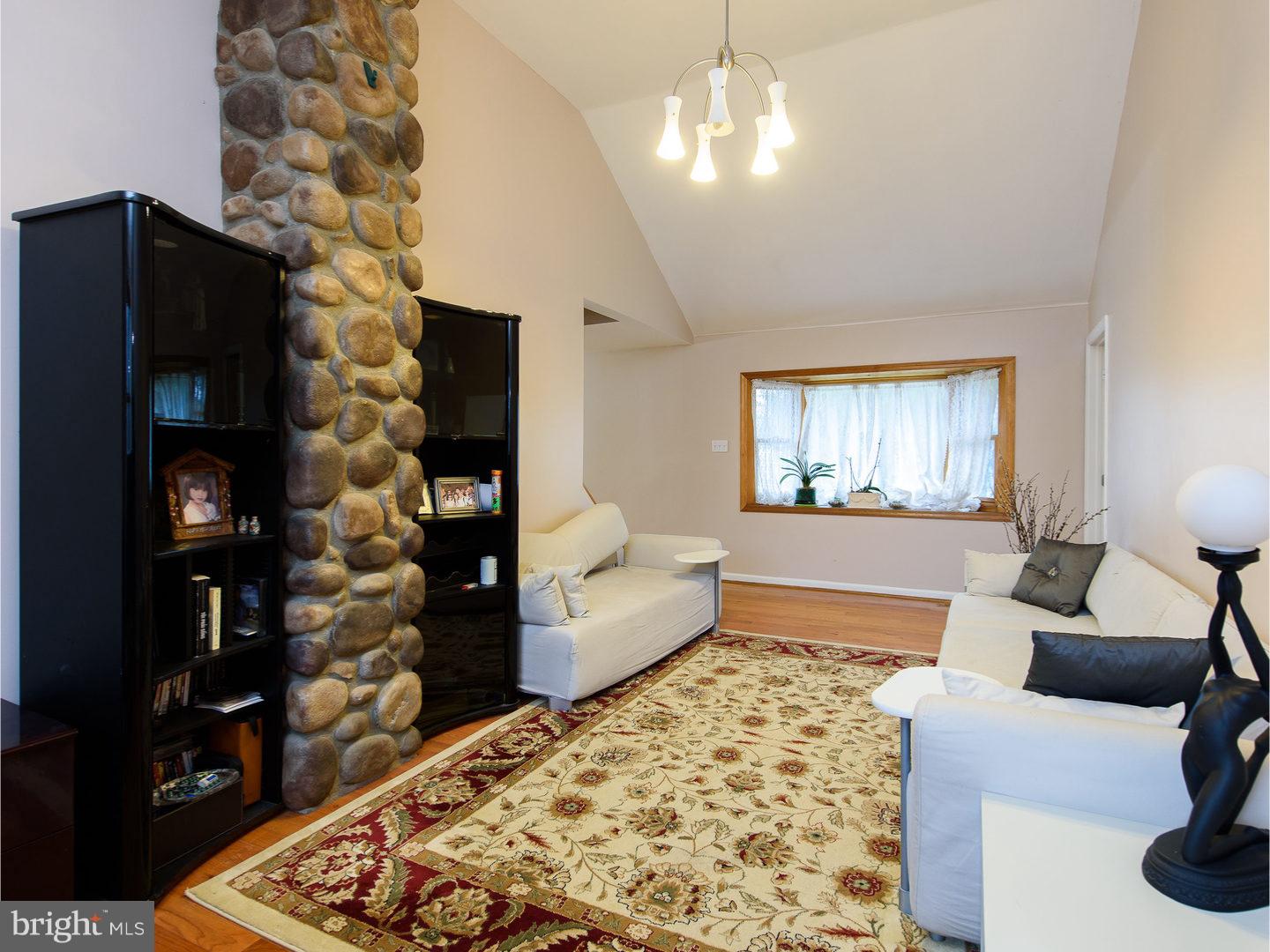 LARCHMONT SQ - Residential