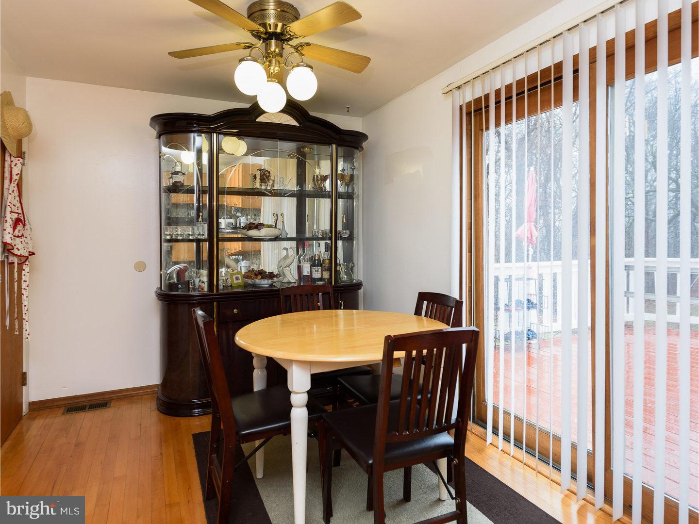 LARCHMONT SQ - Residential