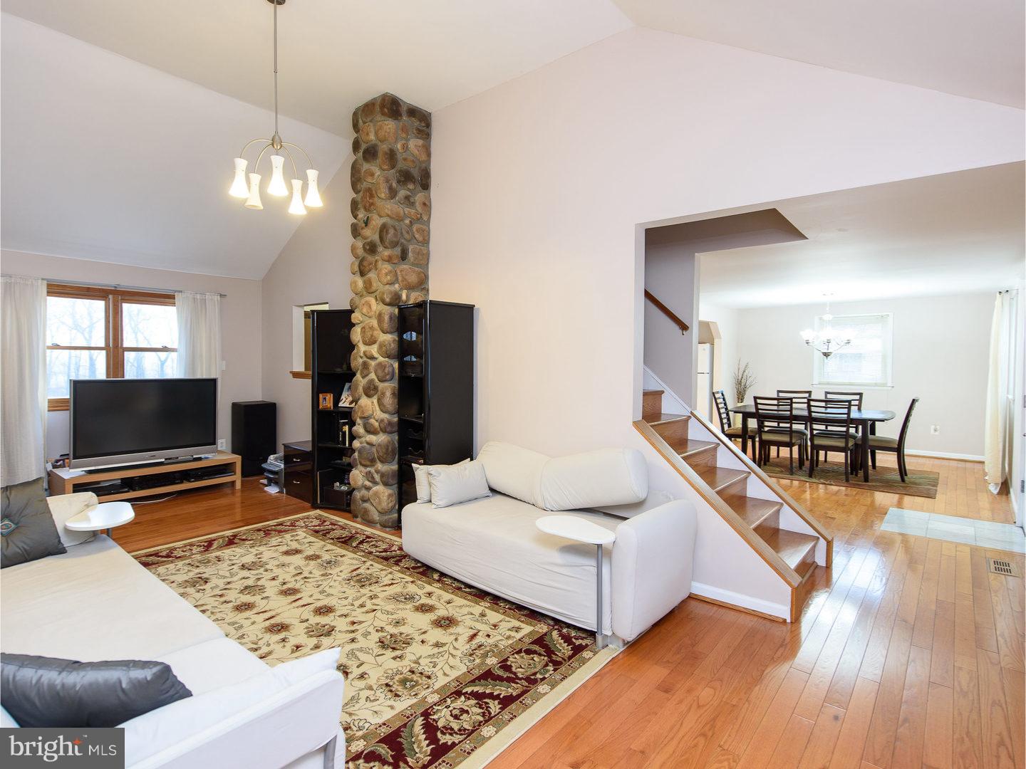 LARCHMONT SQ - Residential
