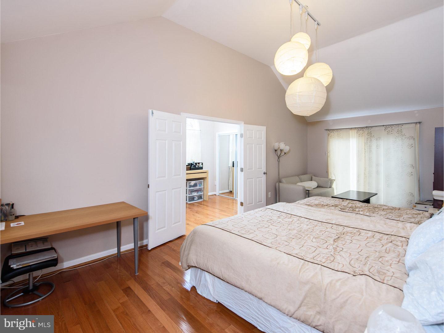 LARCHMONT SQ - Residential