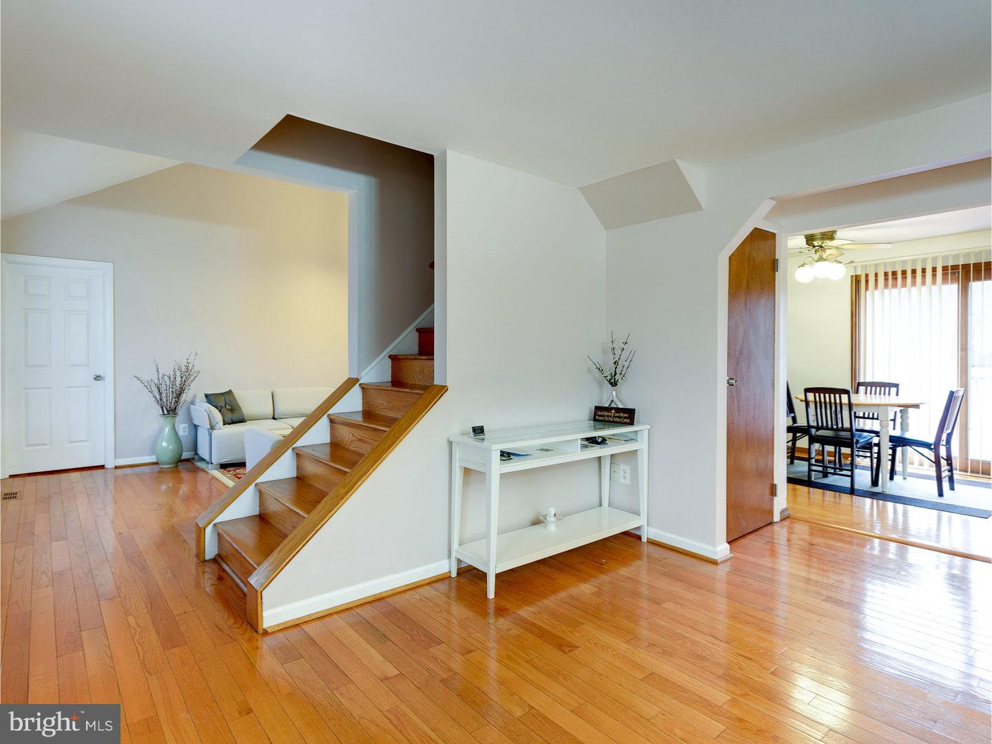 LARCHMONT SQ - Residential