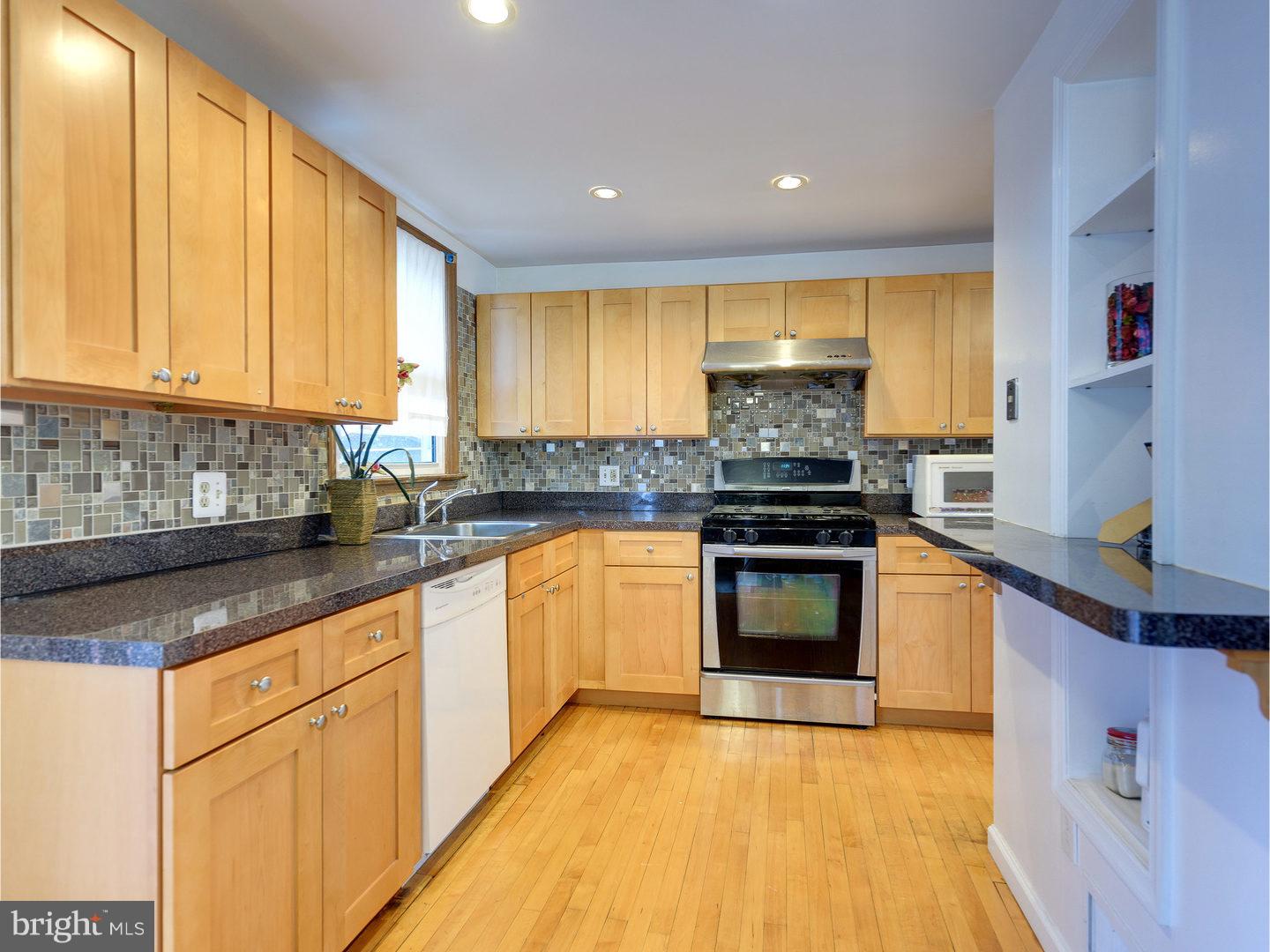 LARCHMONT SQ - Residential