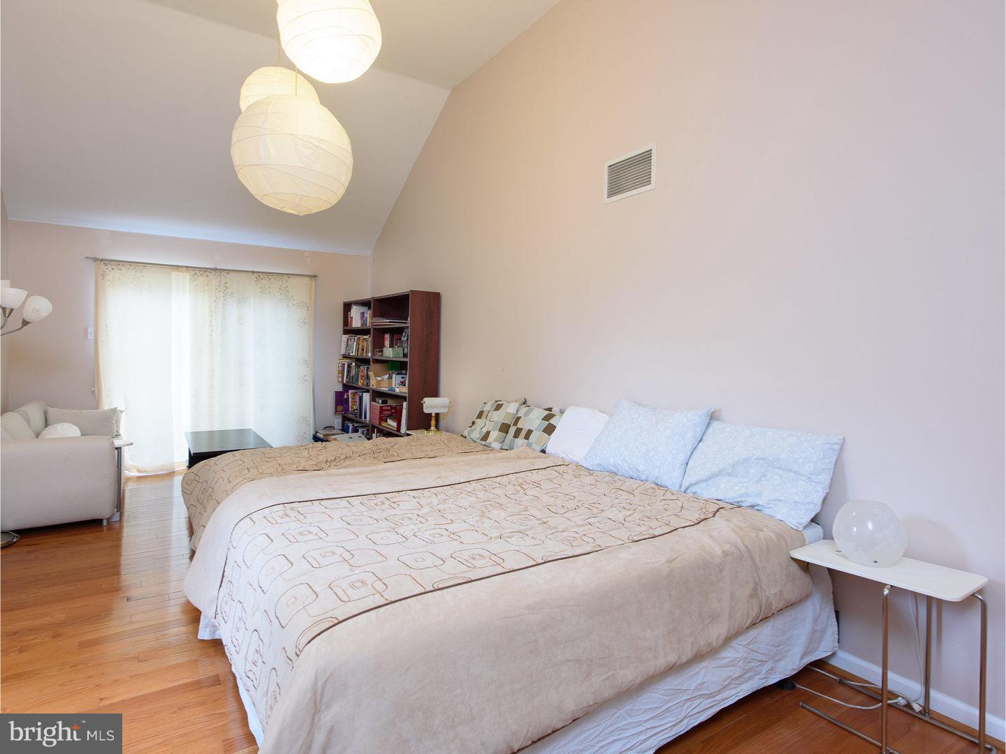 LARCHMONT SQ - Residential