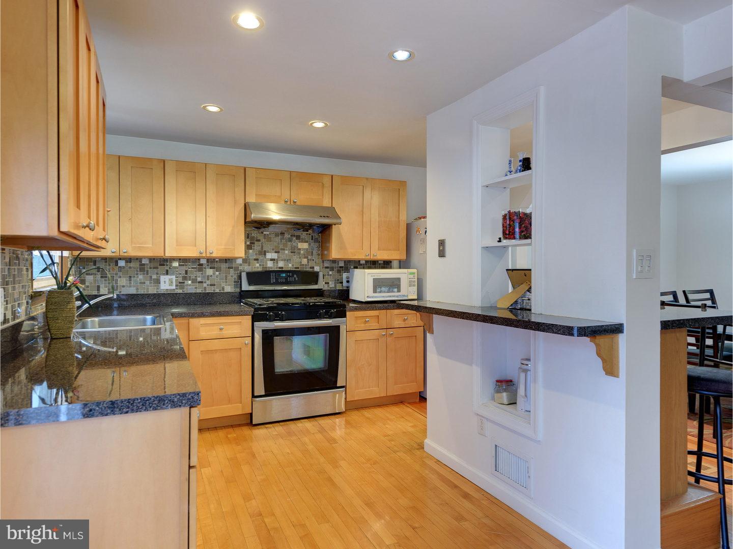 LARCHMONT SQ - Residential