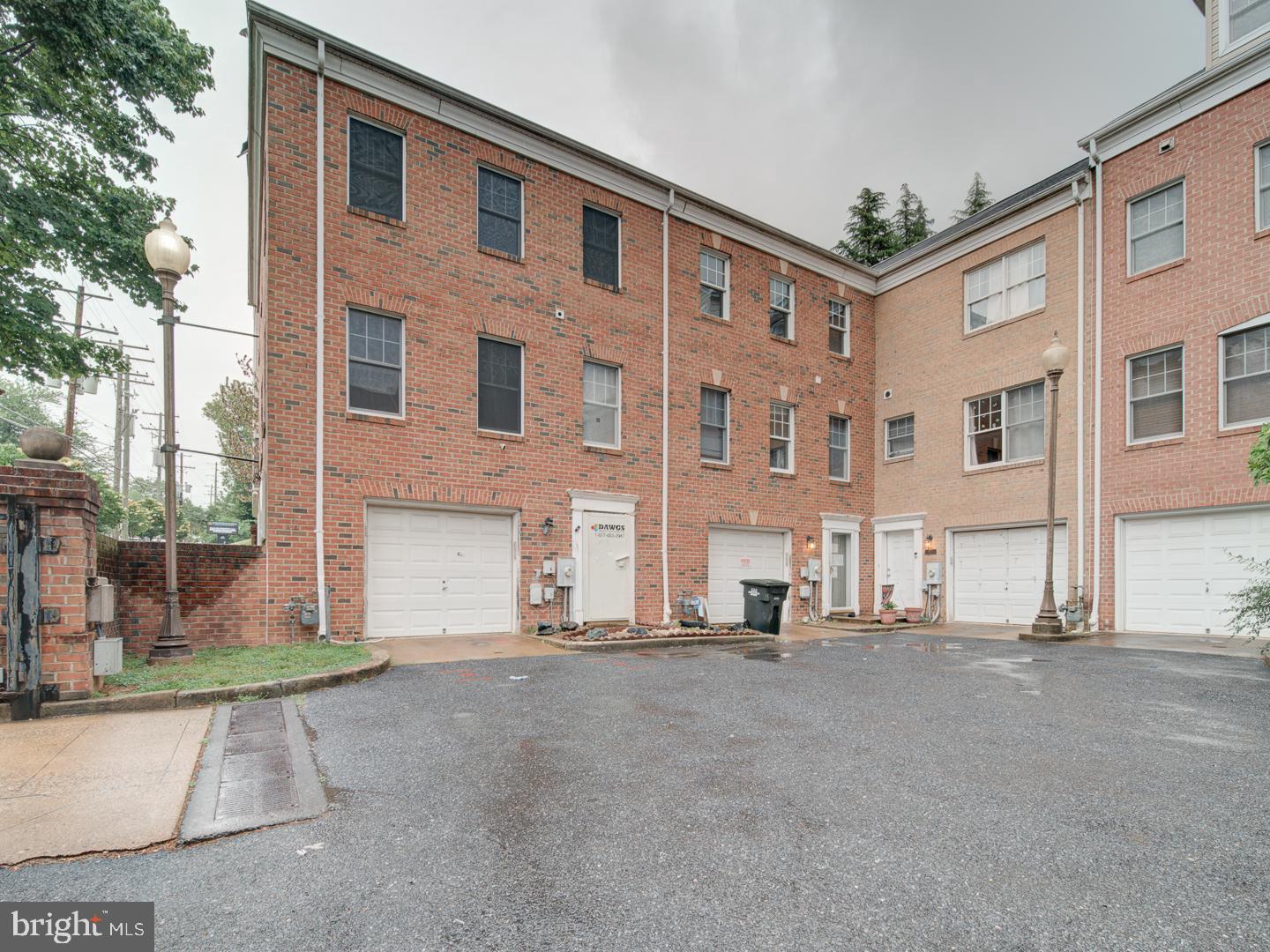 881-A BARNABY STREET SE