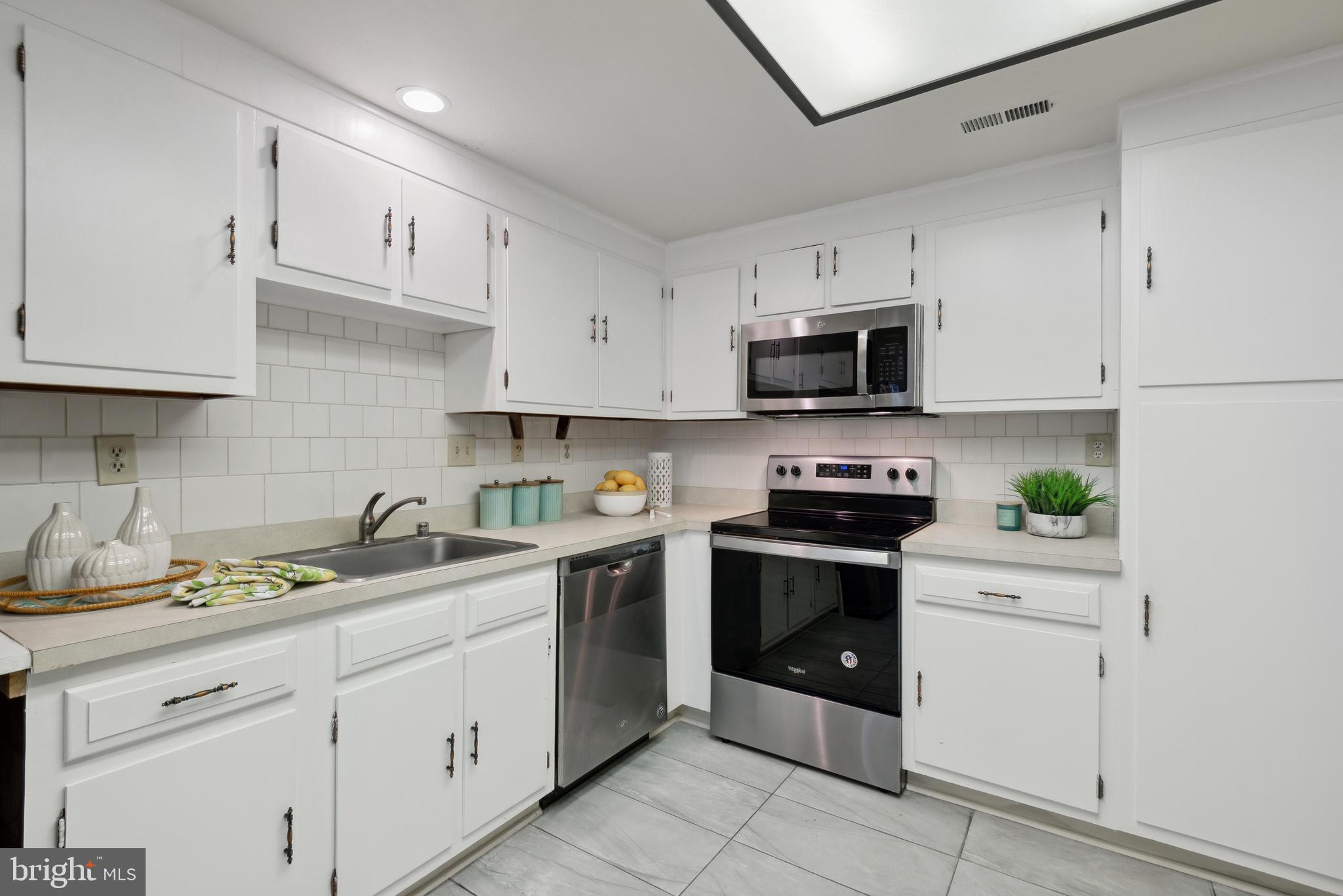 LEISURE WORLD - Residential