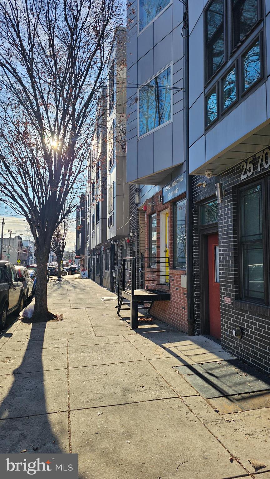 EAST KENSINGTON - Commercial Sale