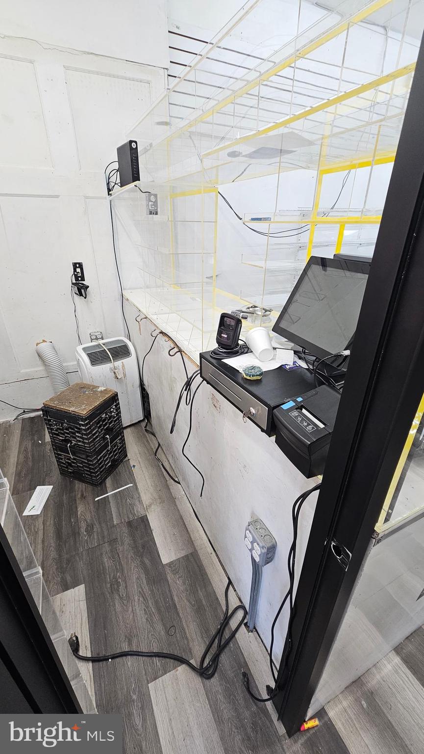 EAST KENSINGTON - Commercial Sale