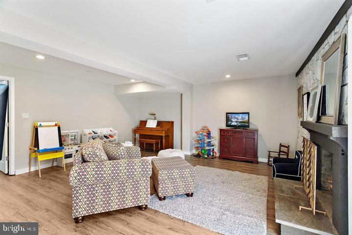 LAKEPOINTE - Residential Lease