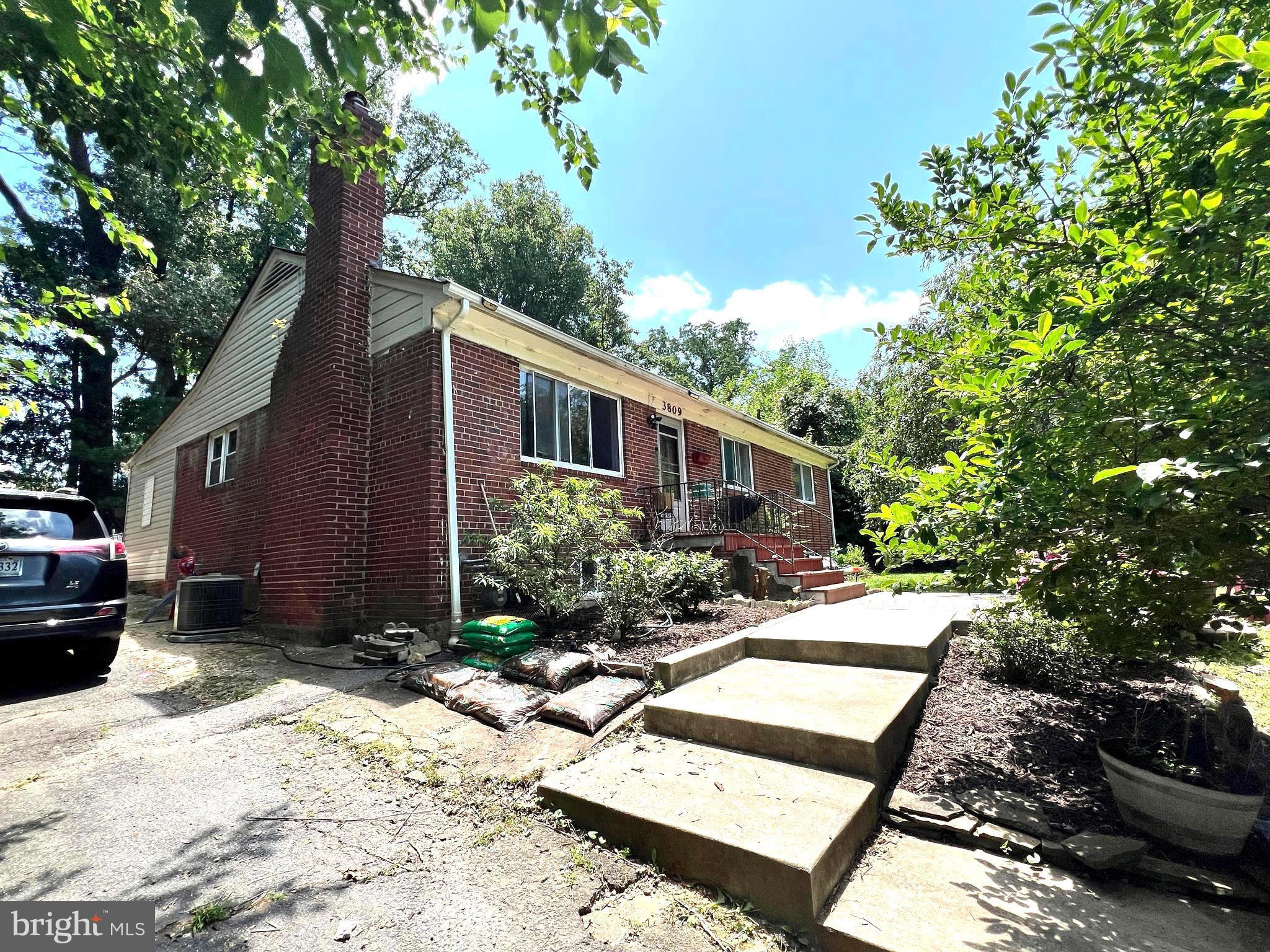 3809 LARCHMONT DRIVE
