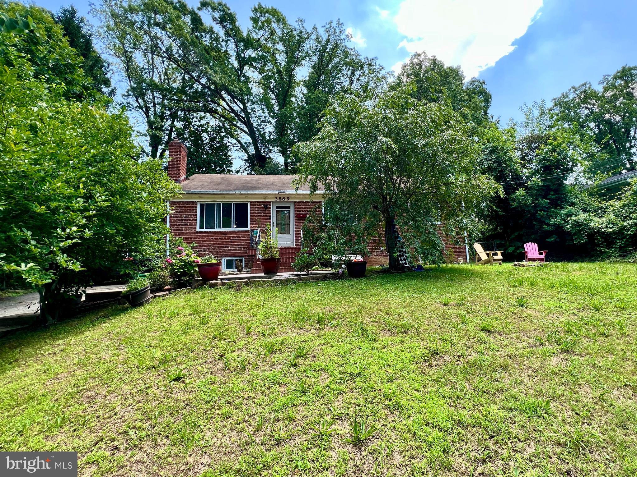 3809 LARCHMONT DRIVE