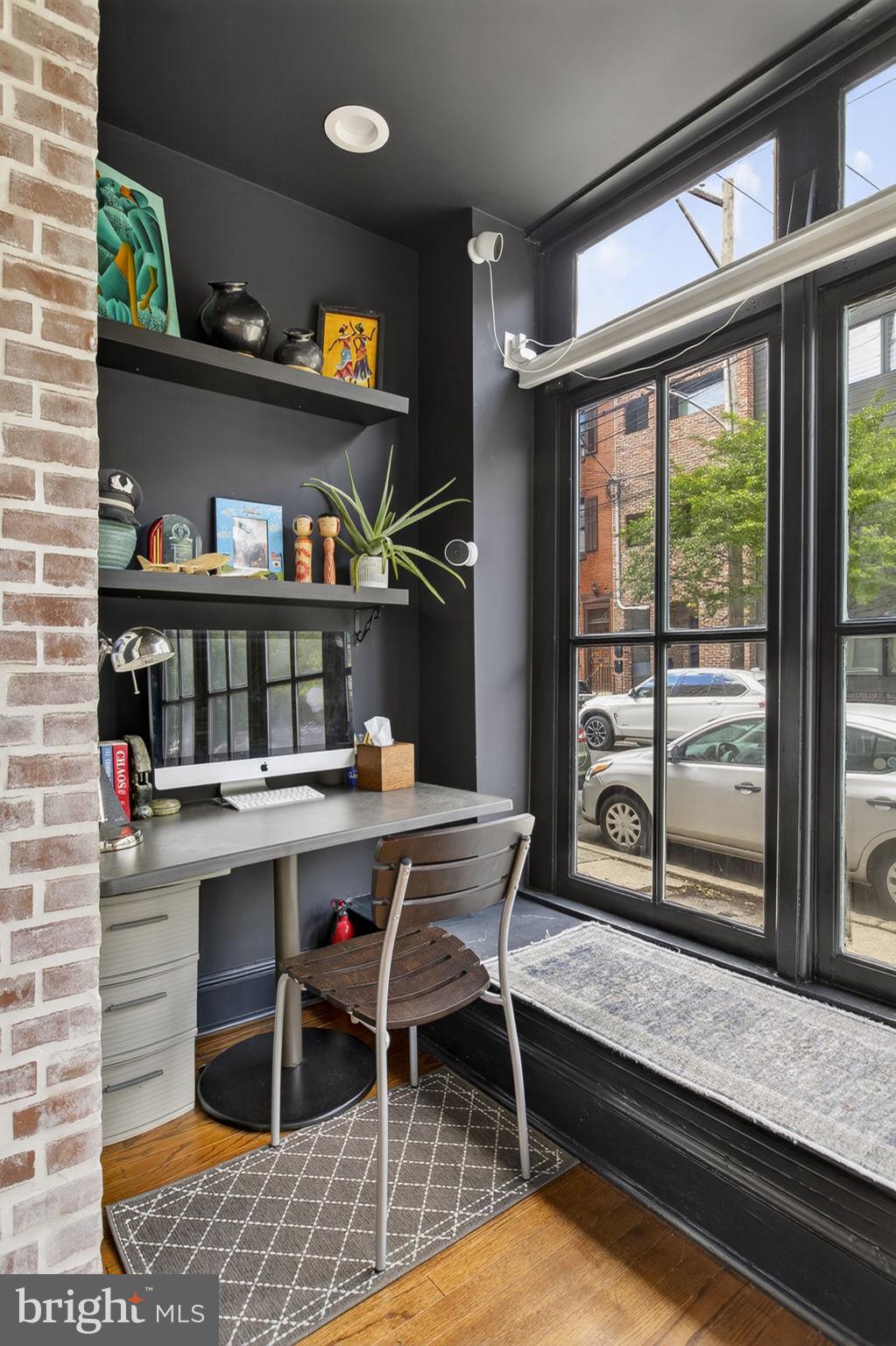 QUEEN VILLAGE - Residential